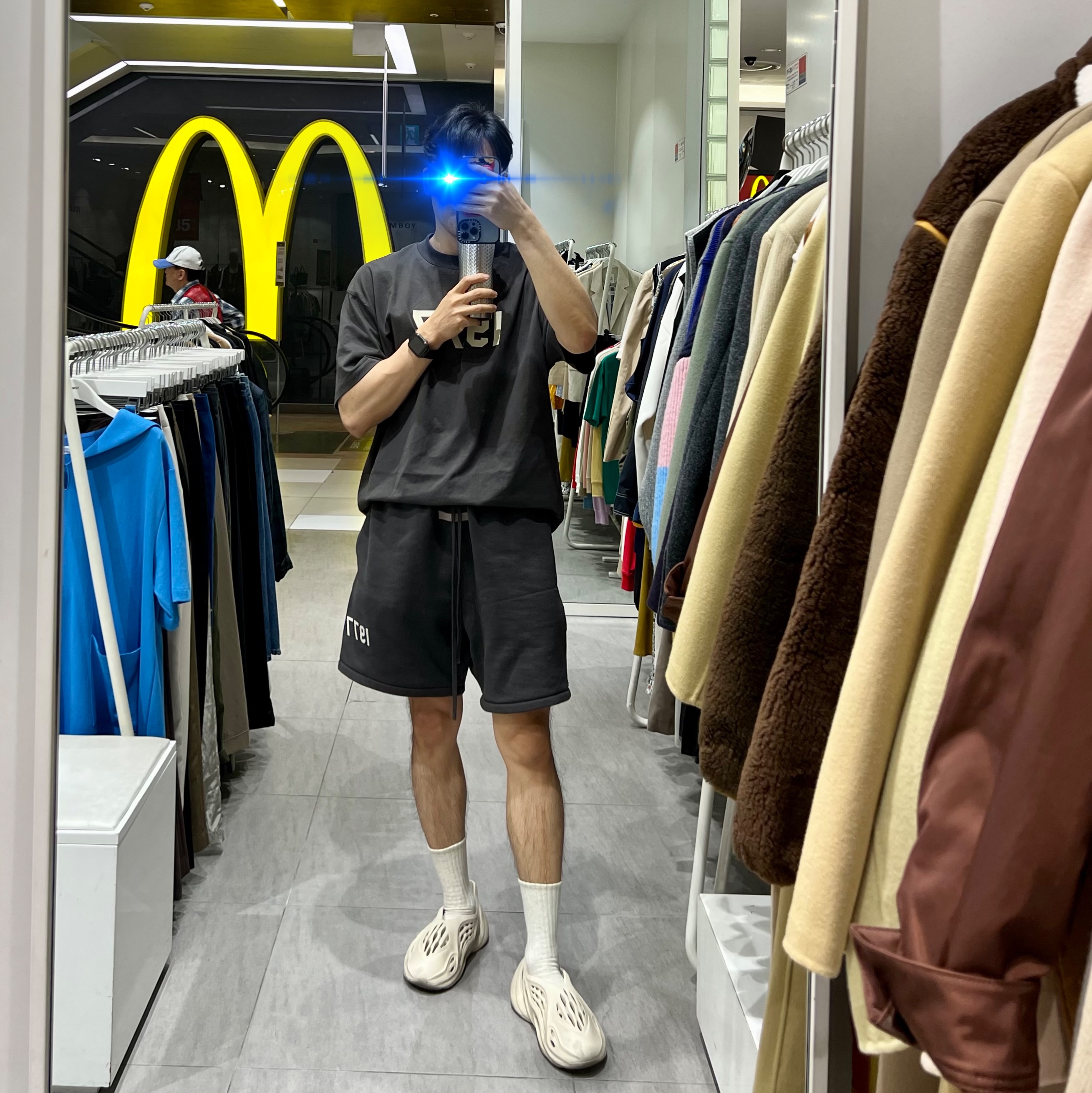 Essentials 1977 Shorts Iron - 22SS, Essentials 1977 T-Shirt Iron - 22SS 착용 스타일