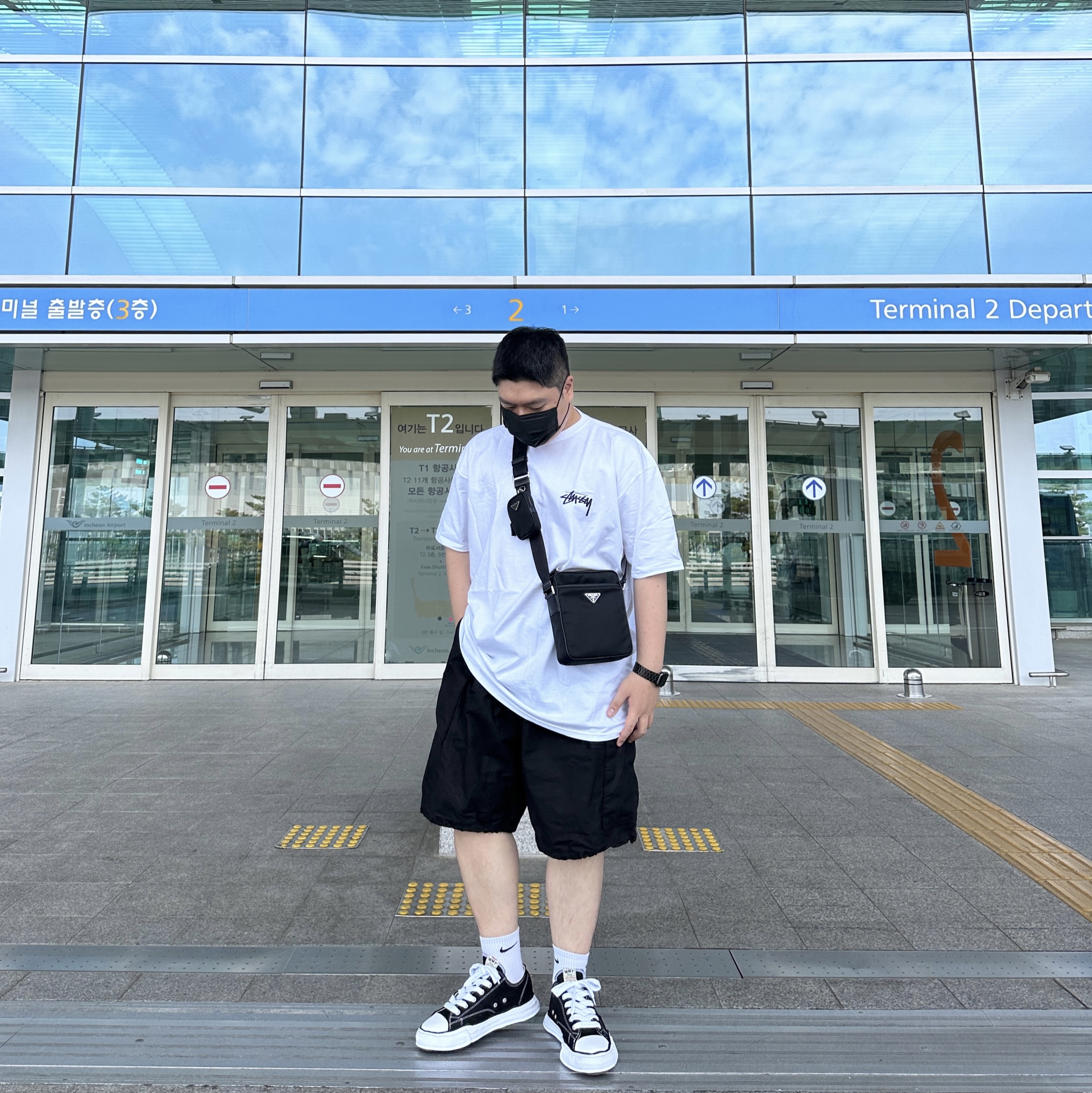 Maison Mihara Yasuhiro Peterson OG Sole Canvas Low Sneakers Black, Prada Re-Nylon and Saffiano Leather Shoulder Bag Black 착용 스타일