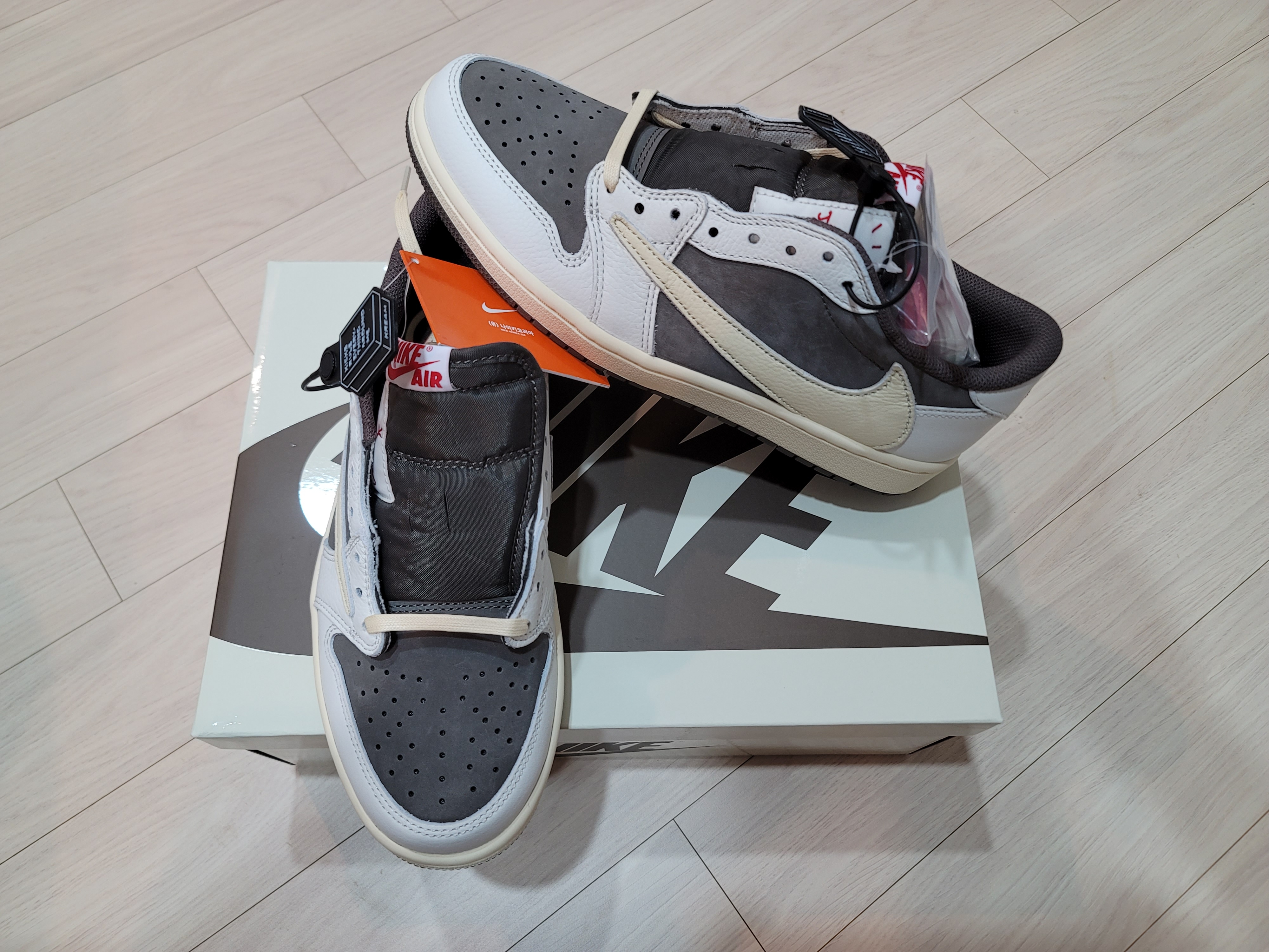 Jordan 1 x Travis Scott Retro Low OG SP Sail and Ridgerock 착용 스타일
