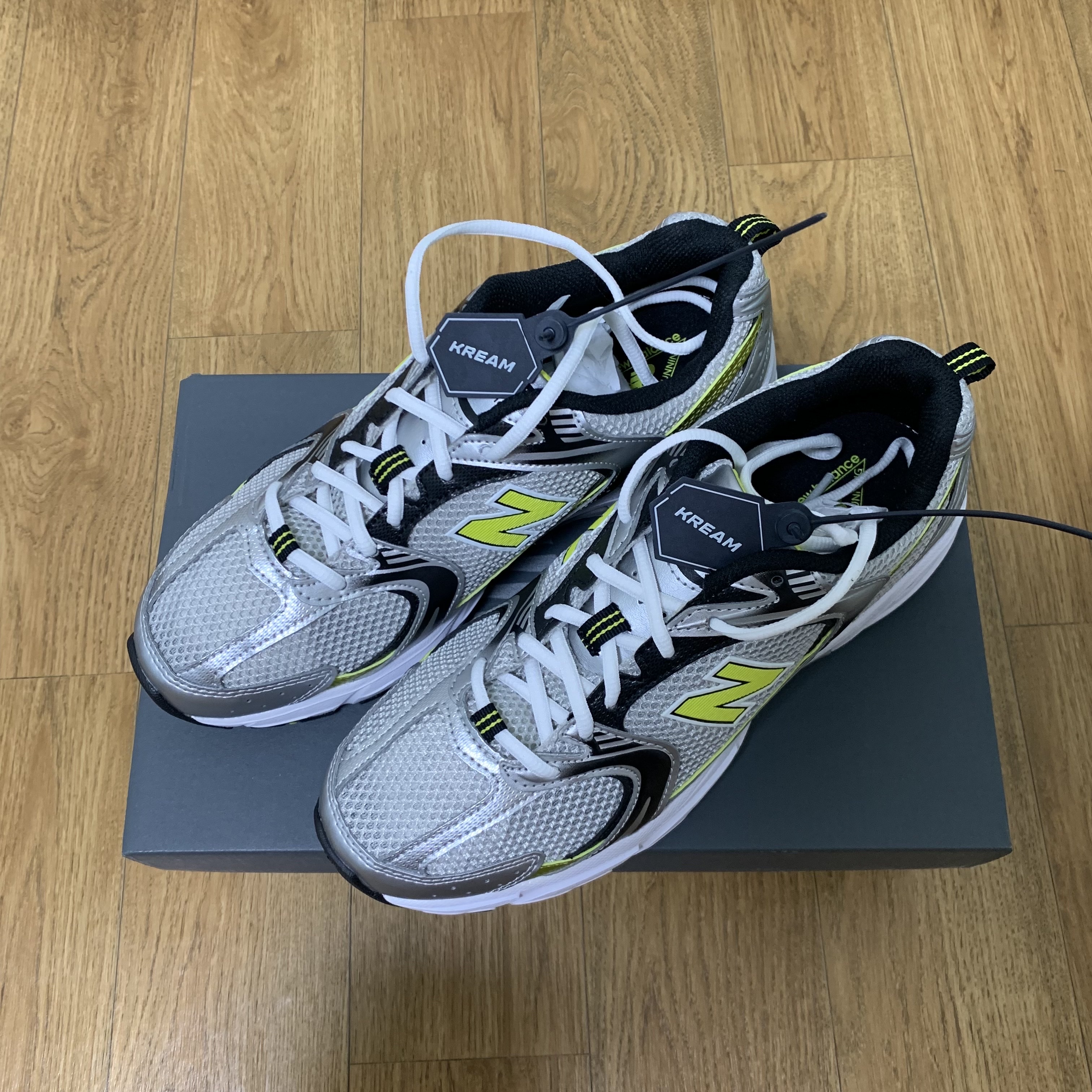 New Balance 530 Silver 착용 스타일 - 1