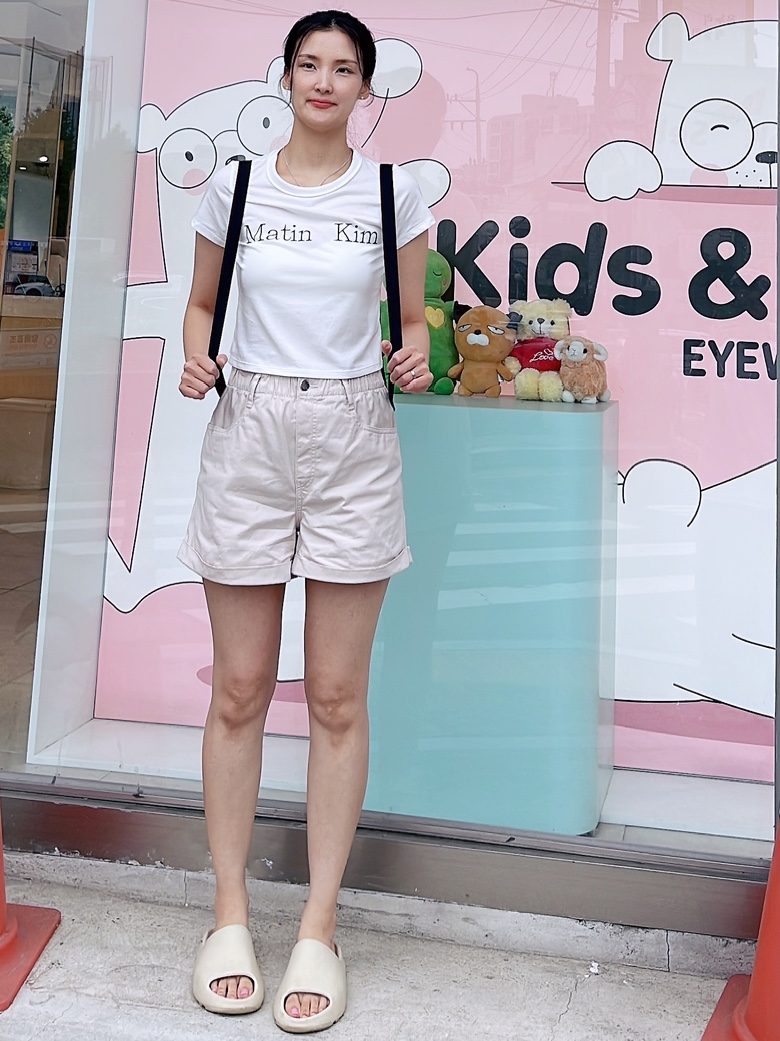 Adidas Yeezy Slide Bone 2022/2023, (W) Matin Kim Logo Silket Crop Top White 착용 스타일 - 1