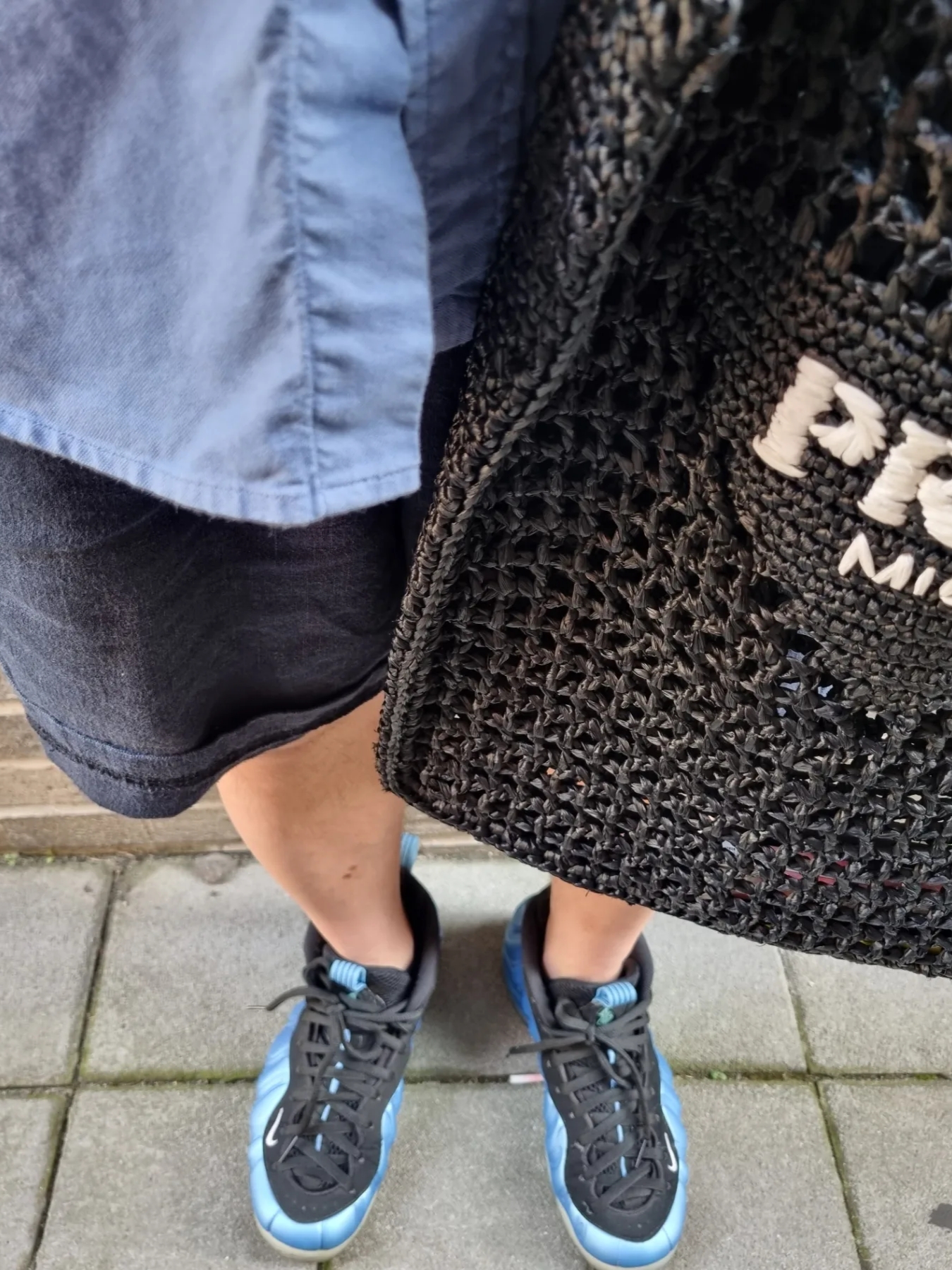 Prada Raffia Tote Bag Black, Nike Air Foamposite One University Blue 착용 스타일 - 1
