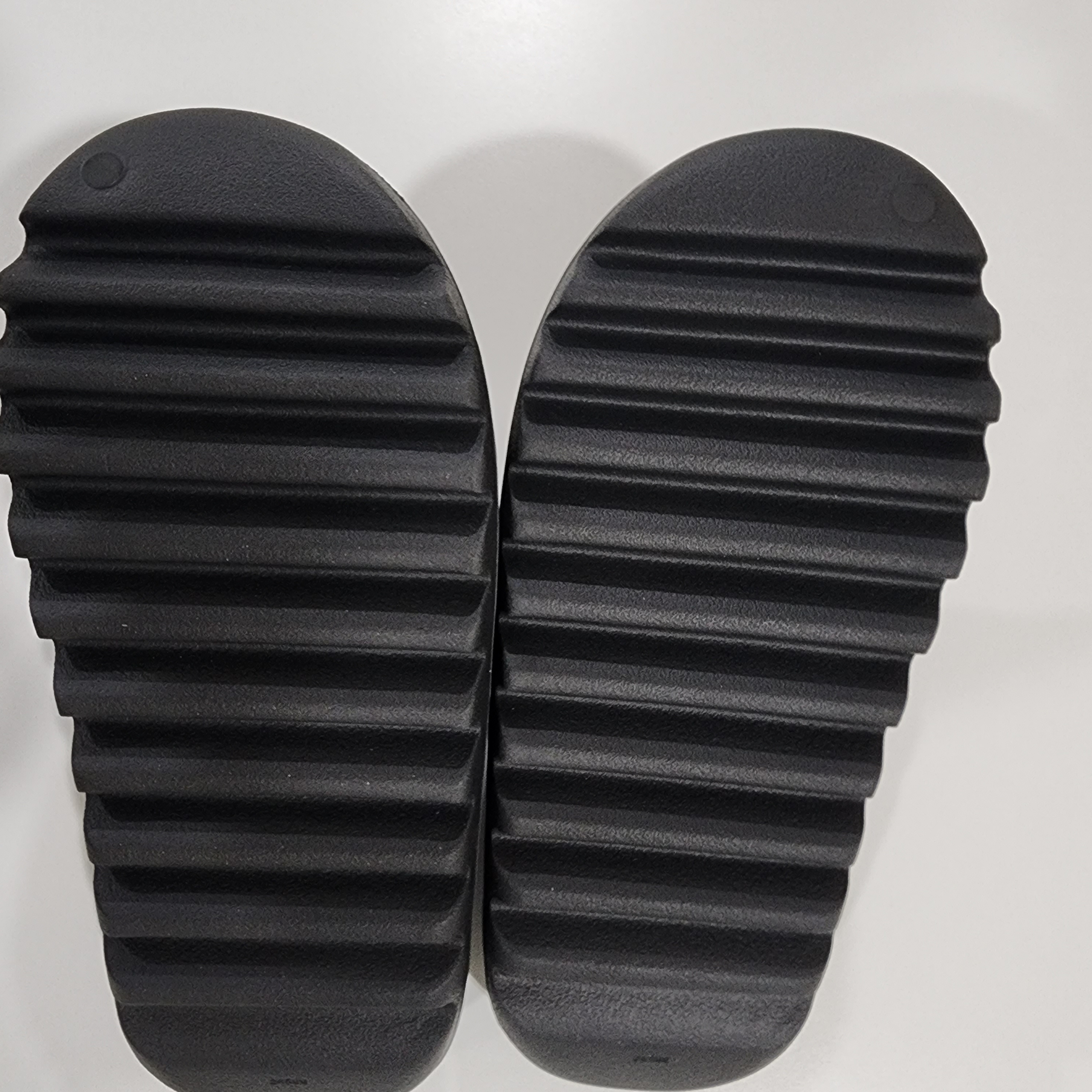 Adidas Yeezy Slide Onyx 착용 스타일 - 3