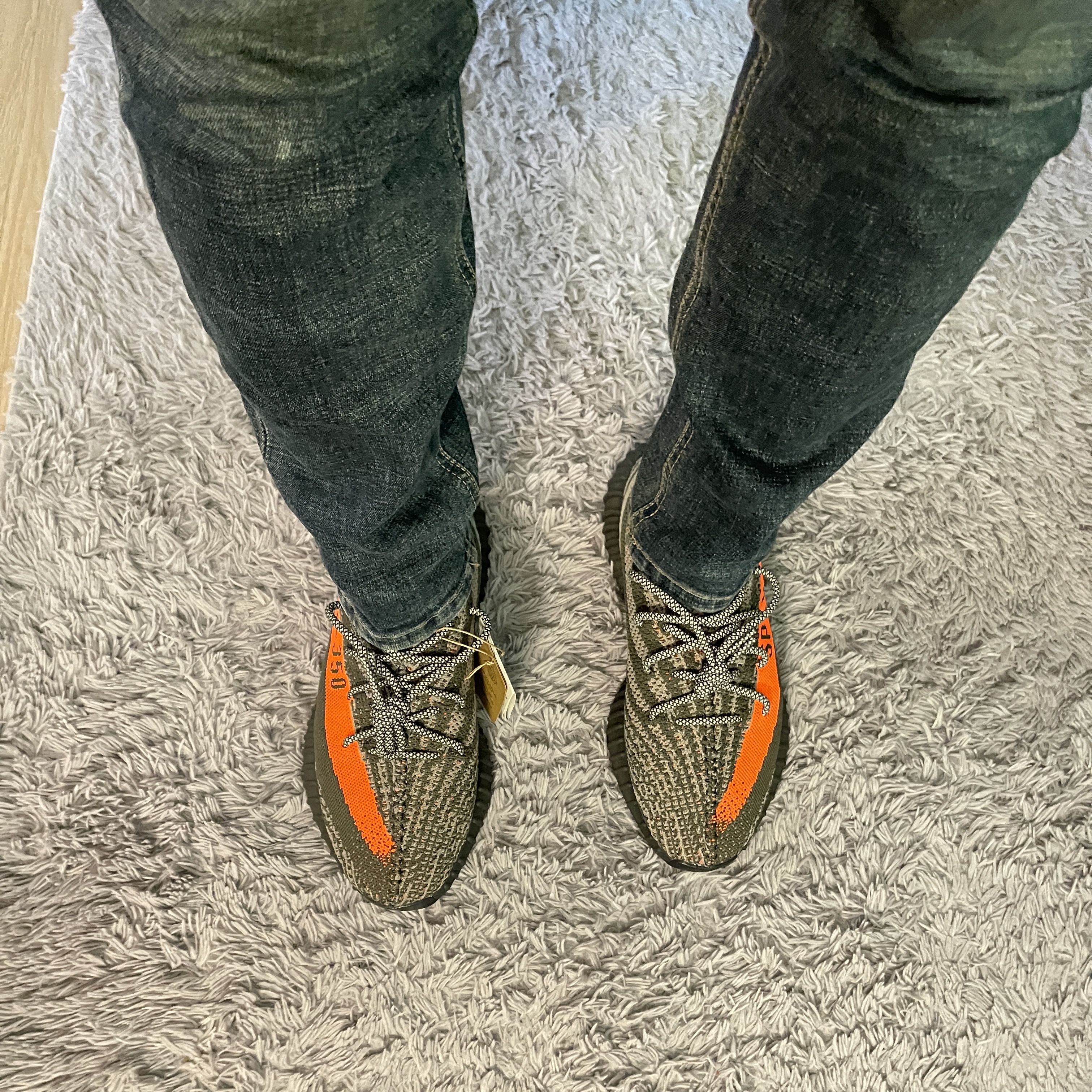Adidas Yeezy Boost 350 V2 Carbon Beluga, Adidas Yeezy Boost 350 V2 Beluga 착용 스타일 - 4