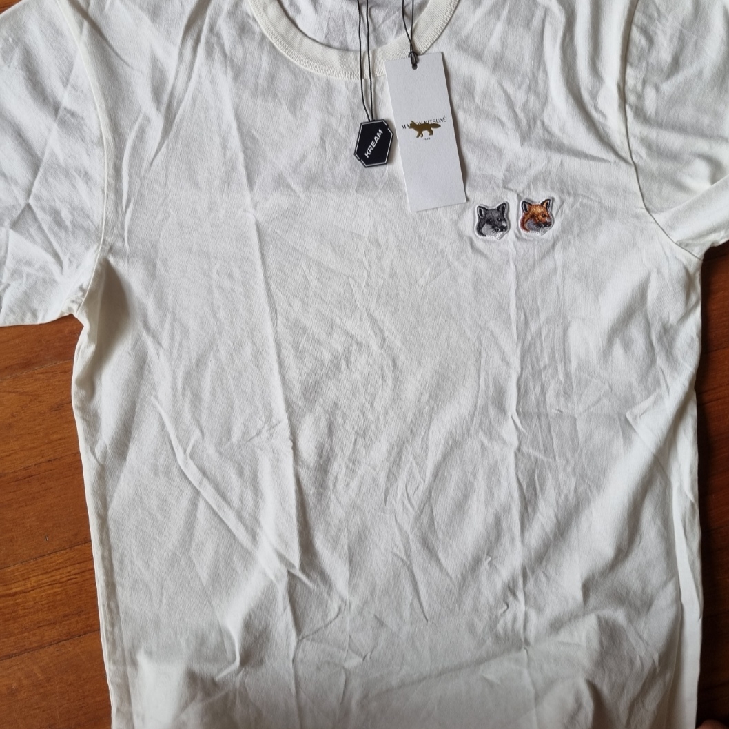 Maison Kitsune Double Fox Head Patch Classic T-Shirt Latte 착용 스타일