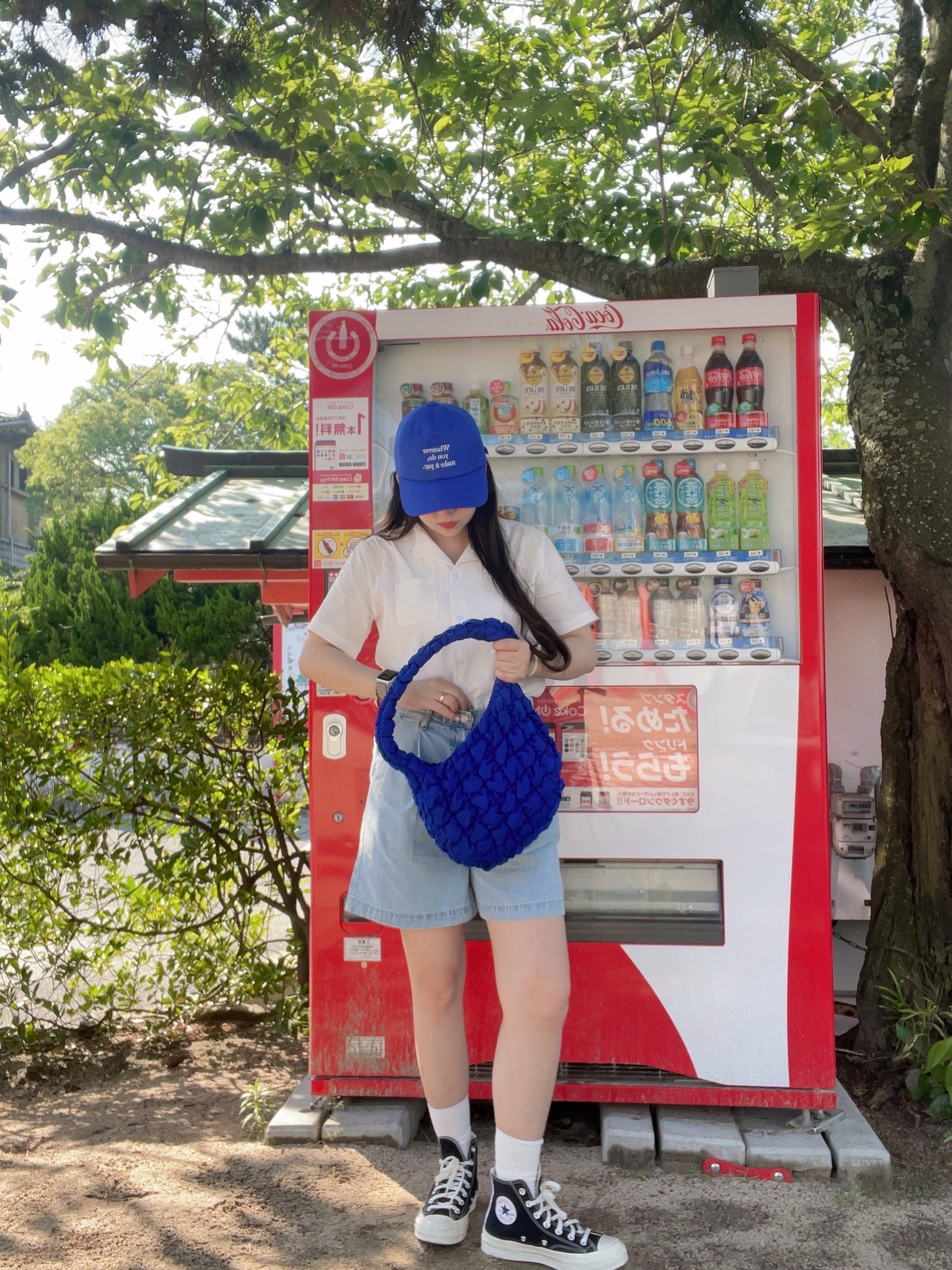 COS Quilted Mini Bag Blue, Converse x Play Comme des Garcons Chuck 70 Hi Black 착용 스타일 - 3