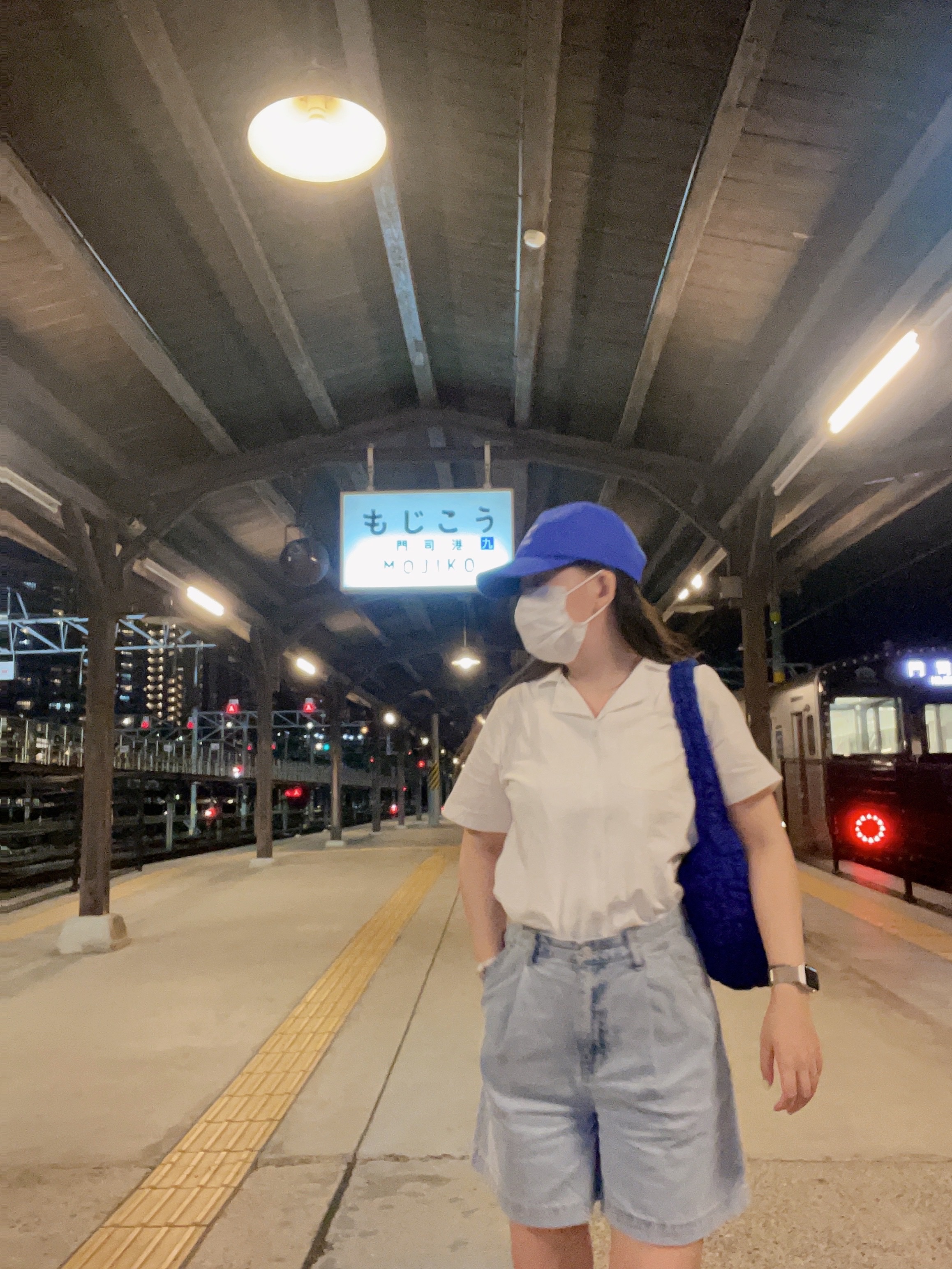 COS Quilted Mini Bag Blue, Converse x Play Comme des Garcons Chuck 70 Hi Black 착용 스타일 - 4