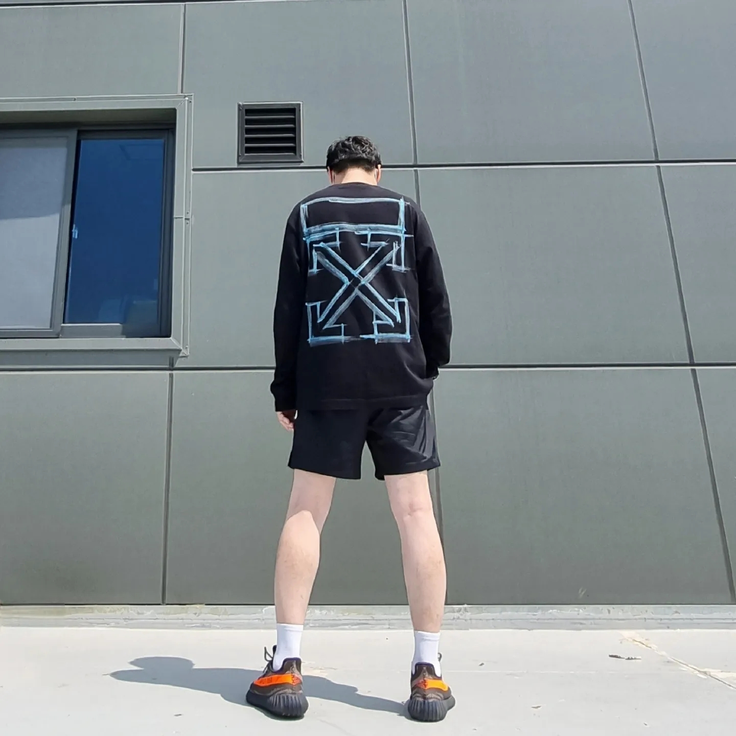 아디다스 이지 부스트 350 V2 카본 벨루가, 나이키 NSW 우븐 쇼츠 블랙 - 아시아 착용 스타일 - 4