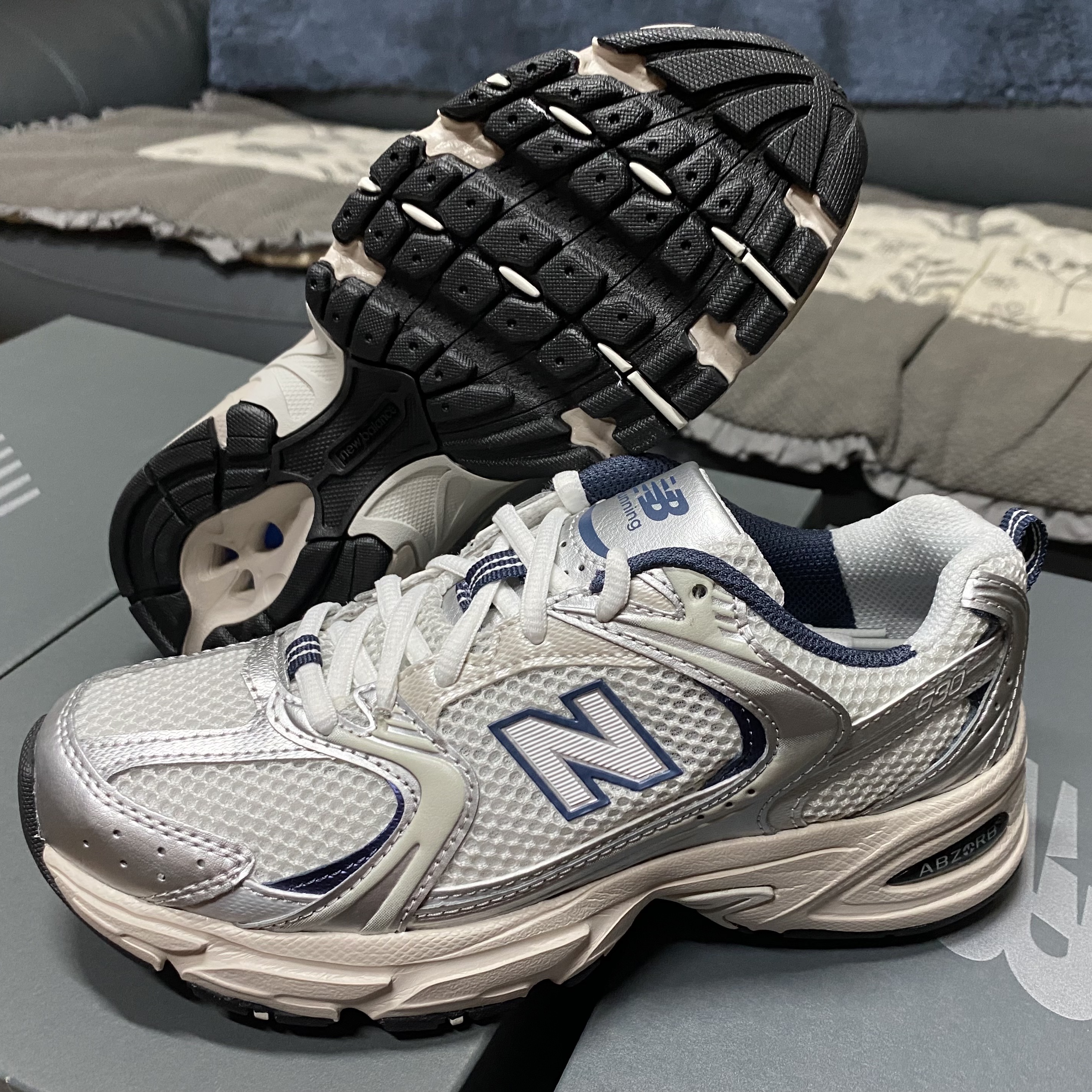 New Balance 530 Steel Grey 착용 스타일 - 1