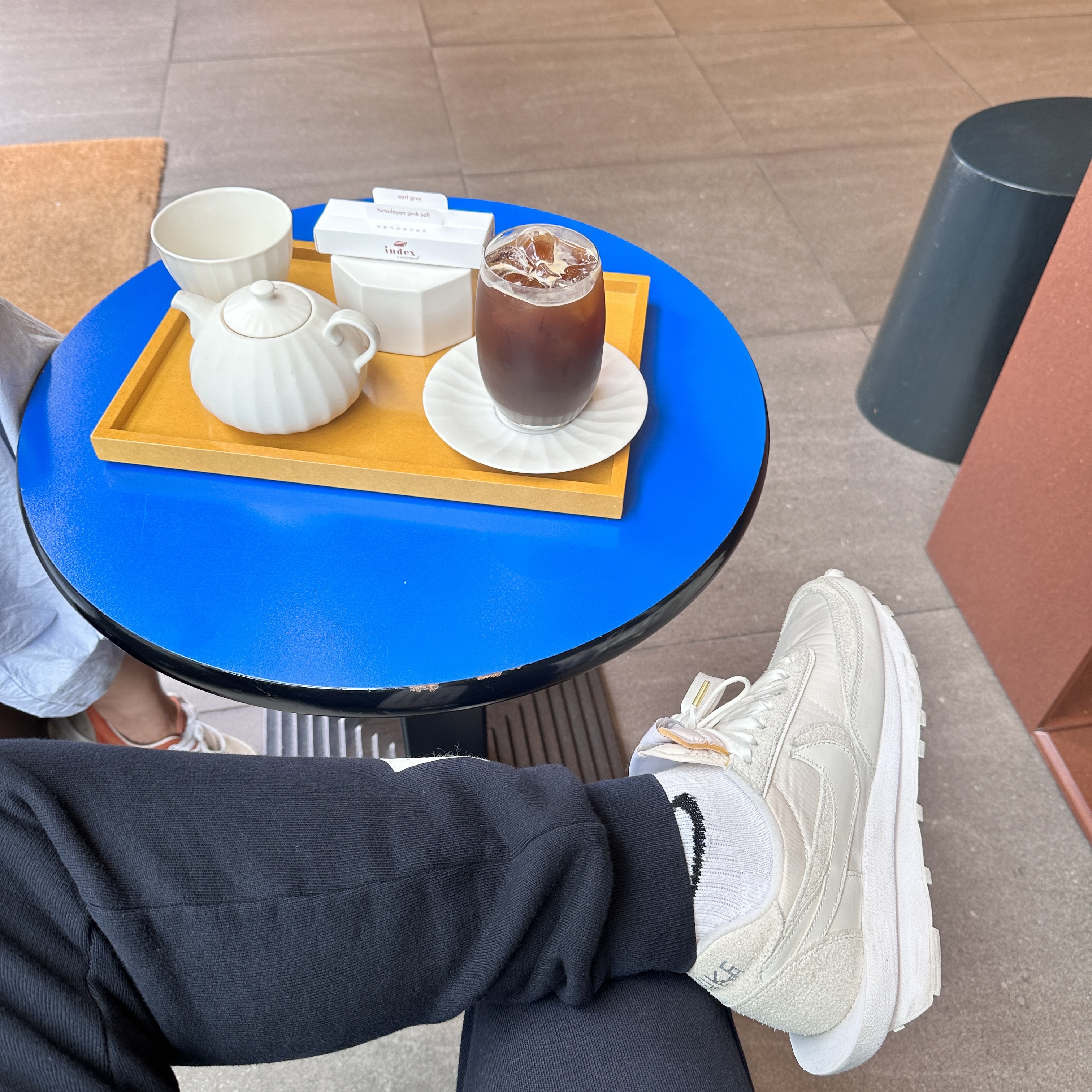 Nike x Sacai LDWaffle White Nylon, Thom Browne Stripe Sweatpants Light Navy 착용 스타일