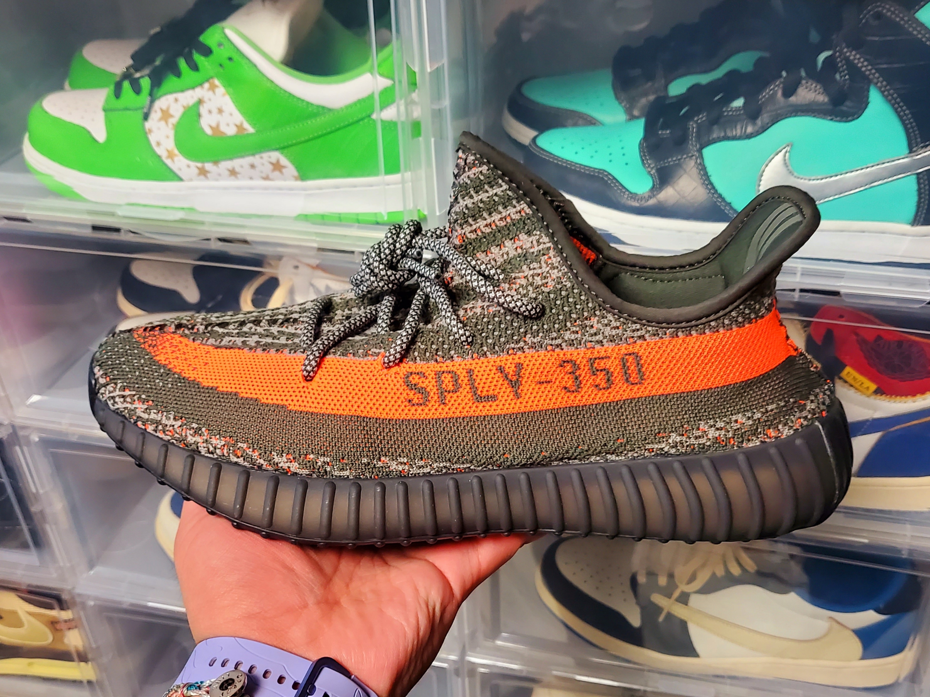 Adidas Yeezy Boost 350 V2 Carbon Beluga 착용 스타일 - 2