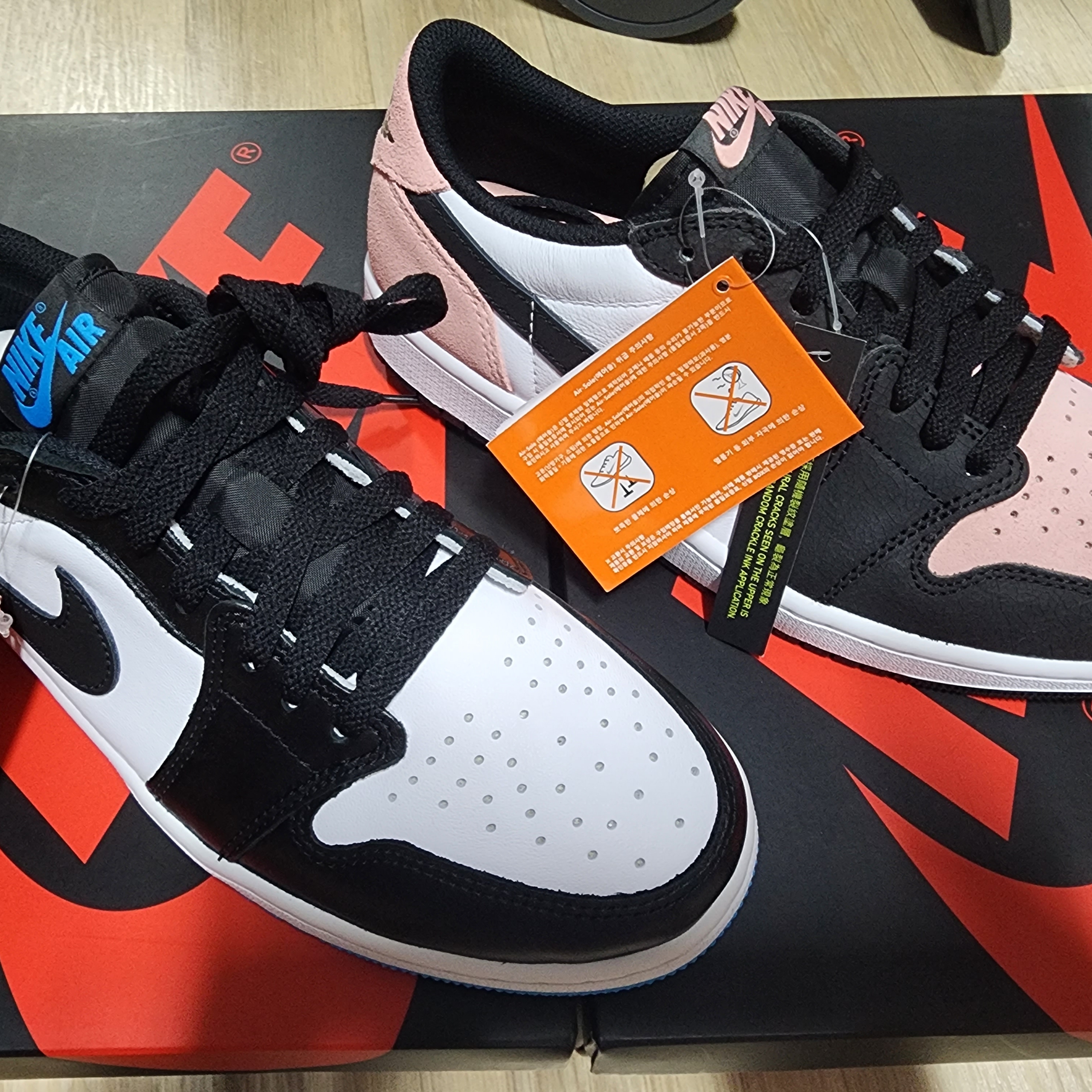 Jordan 1 Retro Low OG Black and Dark Powder Blue, Jordan 1 Retro Low OG Bleached Coral 착용 스타일 - 3