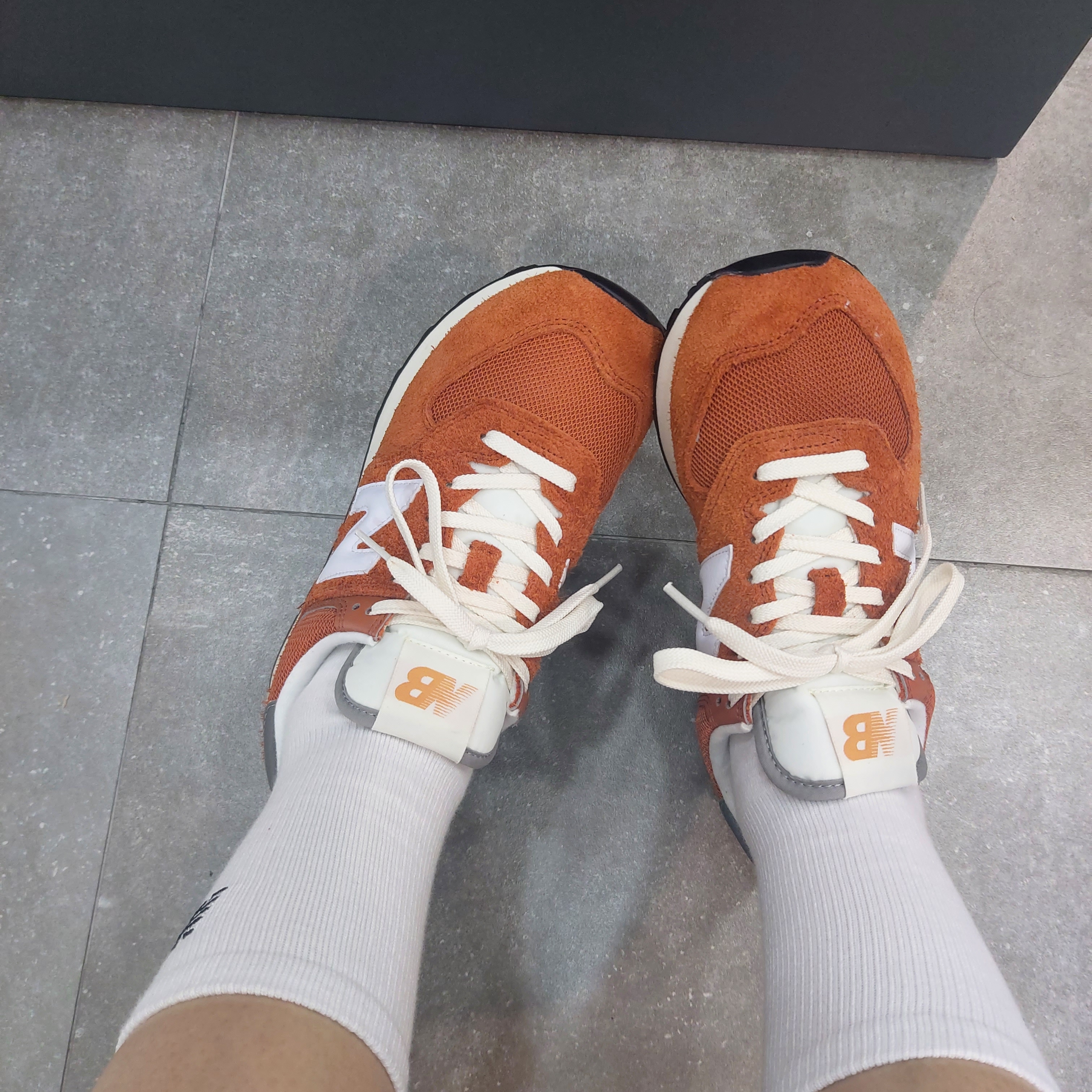New Balance 574 Heritage Orange Burst White 착용 스타일 - 1
