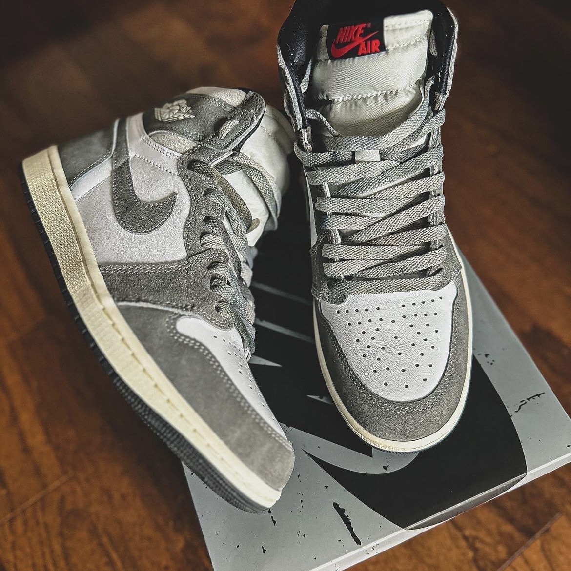 Jordan 1 Retro High OG Black and Smoke Grey 착용 스타일 - 5