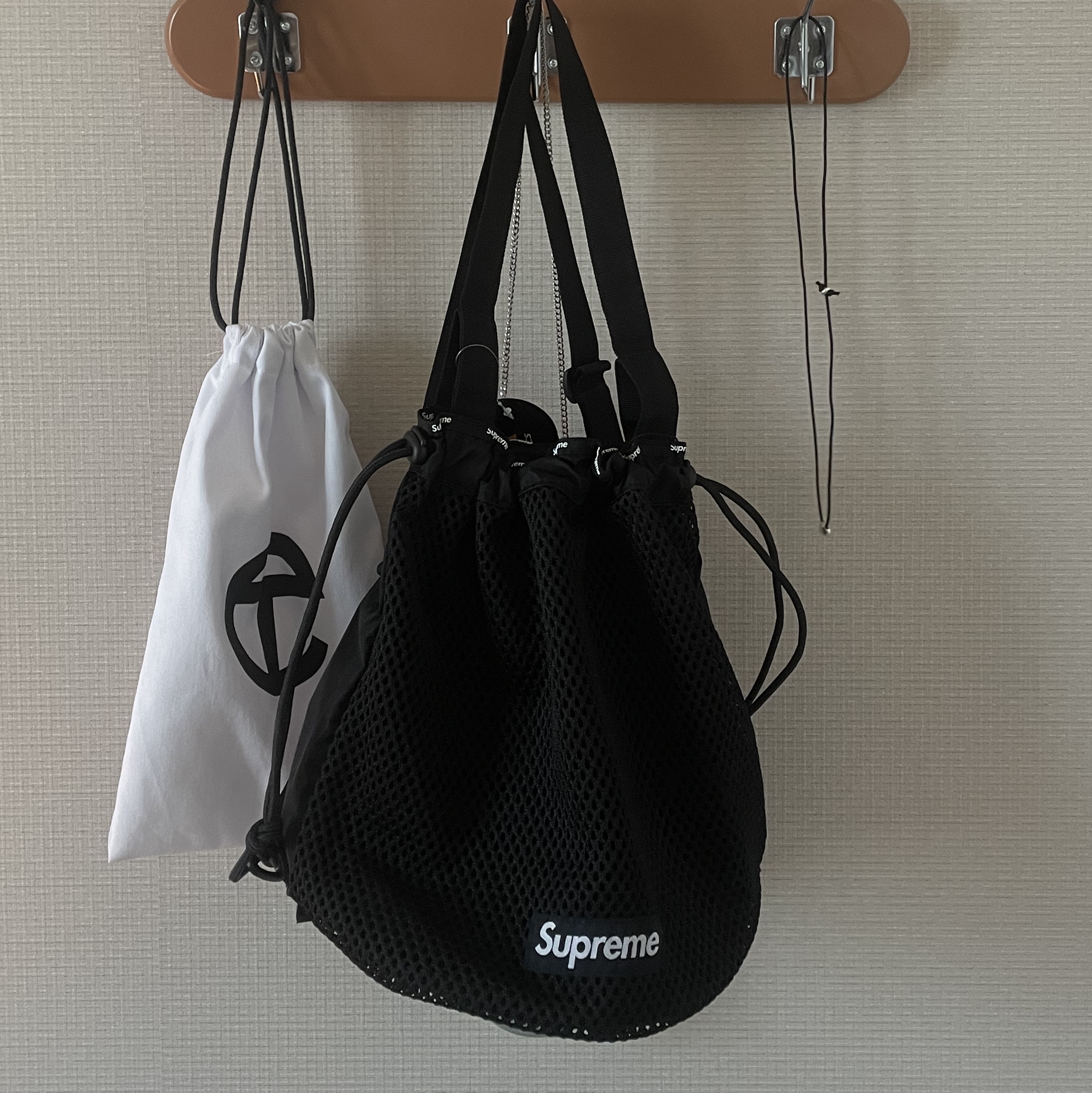 Supreme Mesh Small Backpack Black - 23SS 착용 스타일