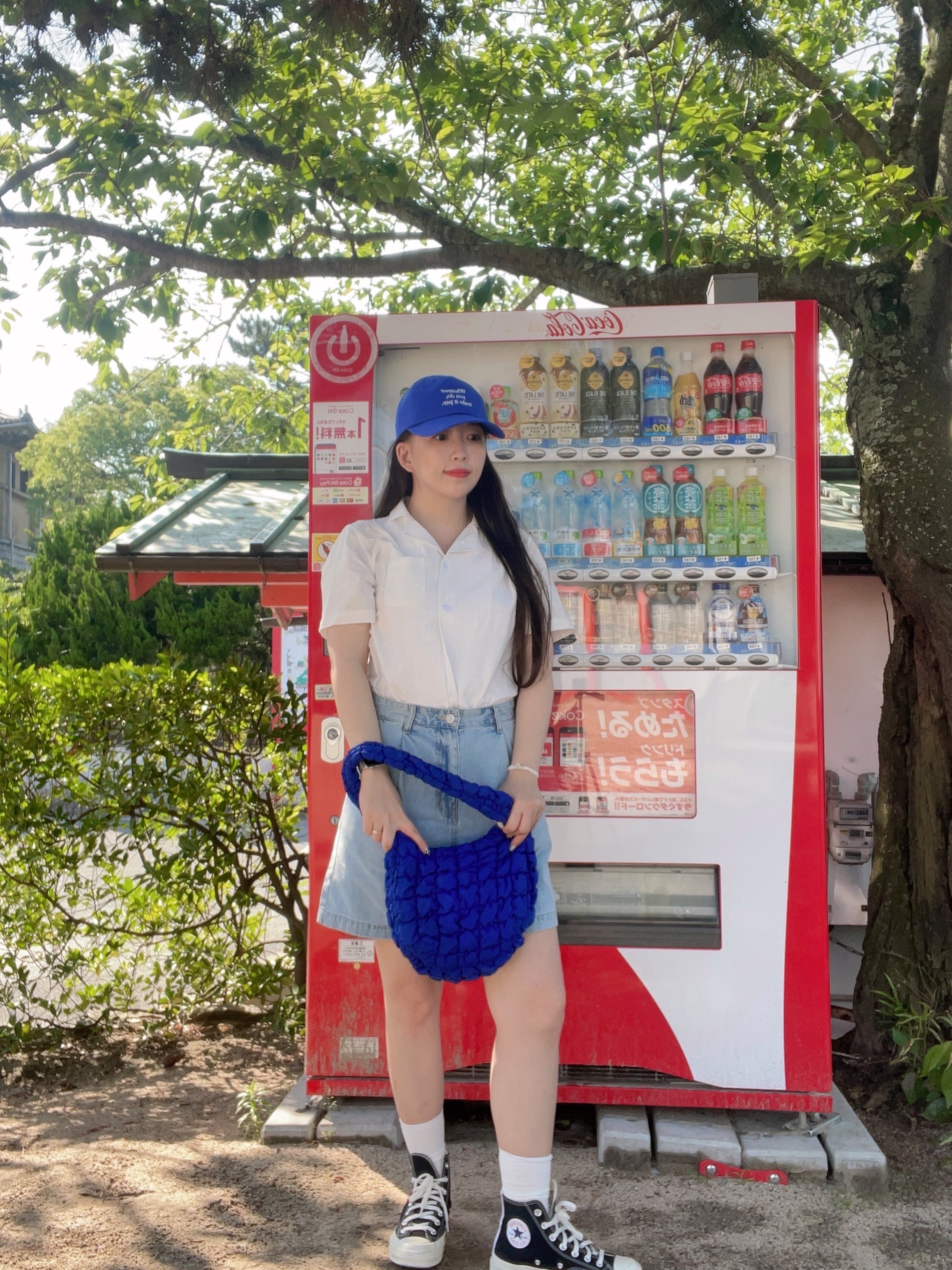 COS Quilted Mini Bag Blue, Converse x Play Comme des Garcons Chuck 70 Hi Black 착용 스타일 - 1