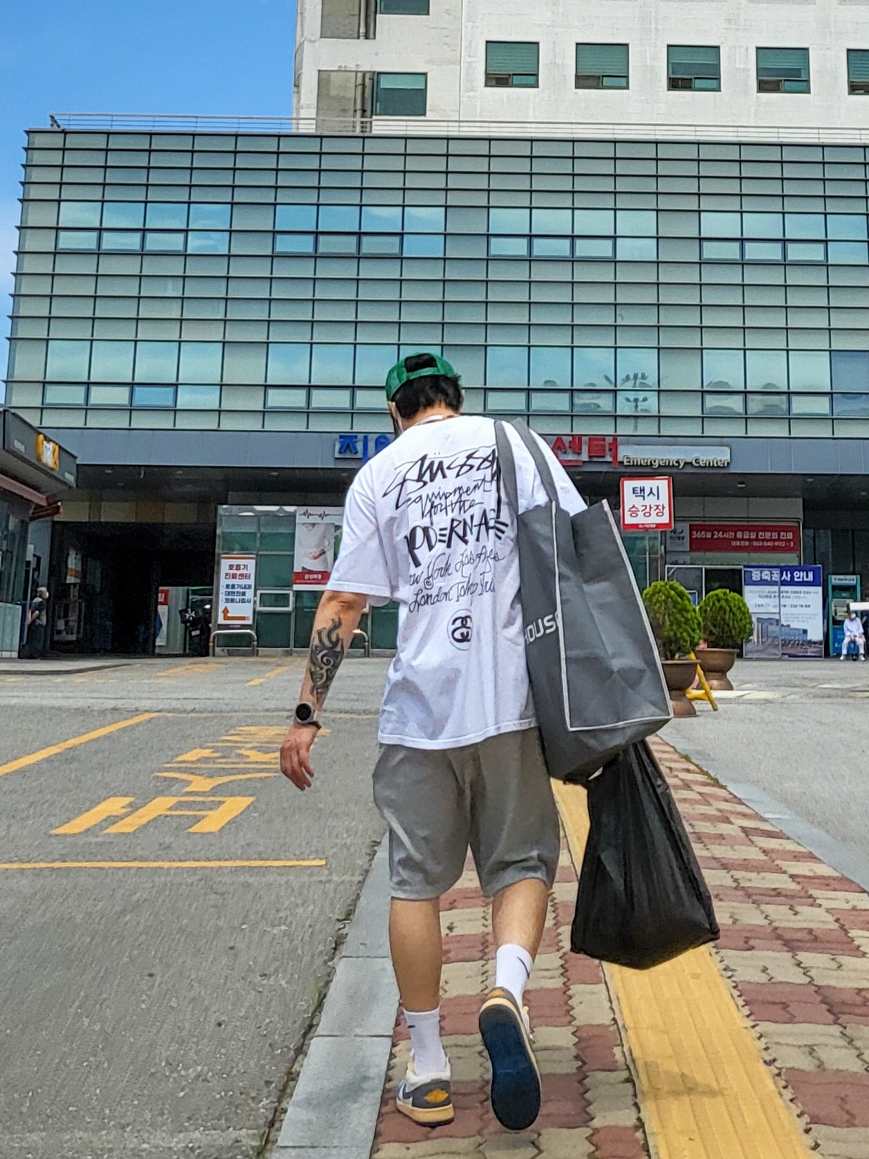 Jordan 1 Low SE Tokyo 96, Stussy Modern Age T-Shirt White 착용 스타일