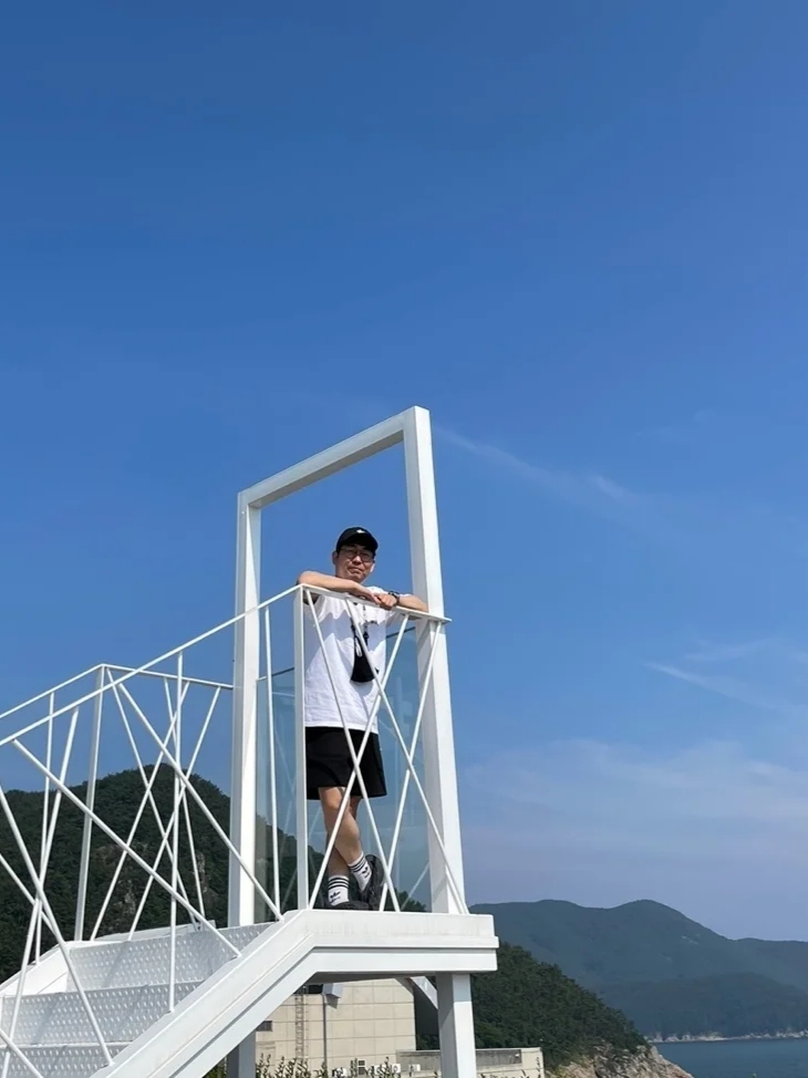 스투시 스탁 로우 프로 캡 블랙, 스투시 모던 에이지 티셔츠 화이트 착용 스타일 - 1