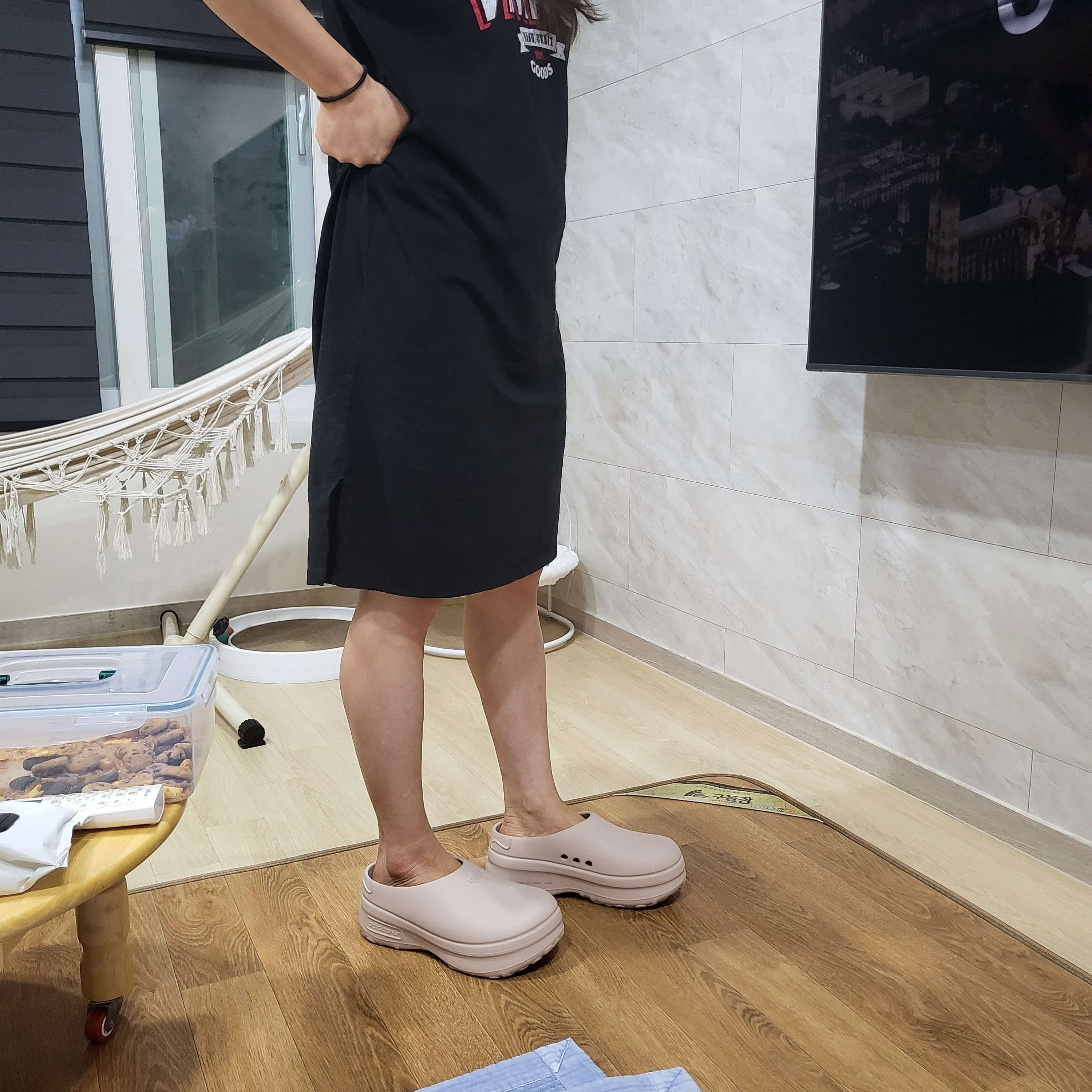 (W) Adidas Adifom Stan Smith Mule Wonder Taupe 착용 스타일 - 2