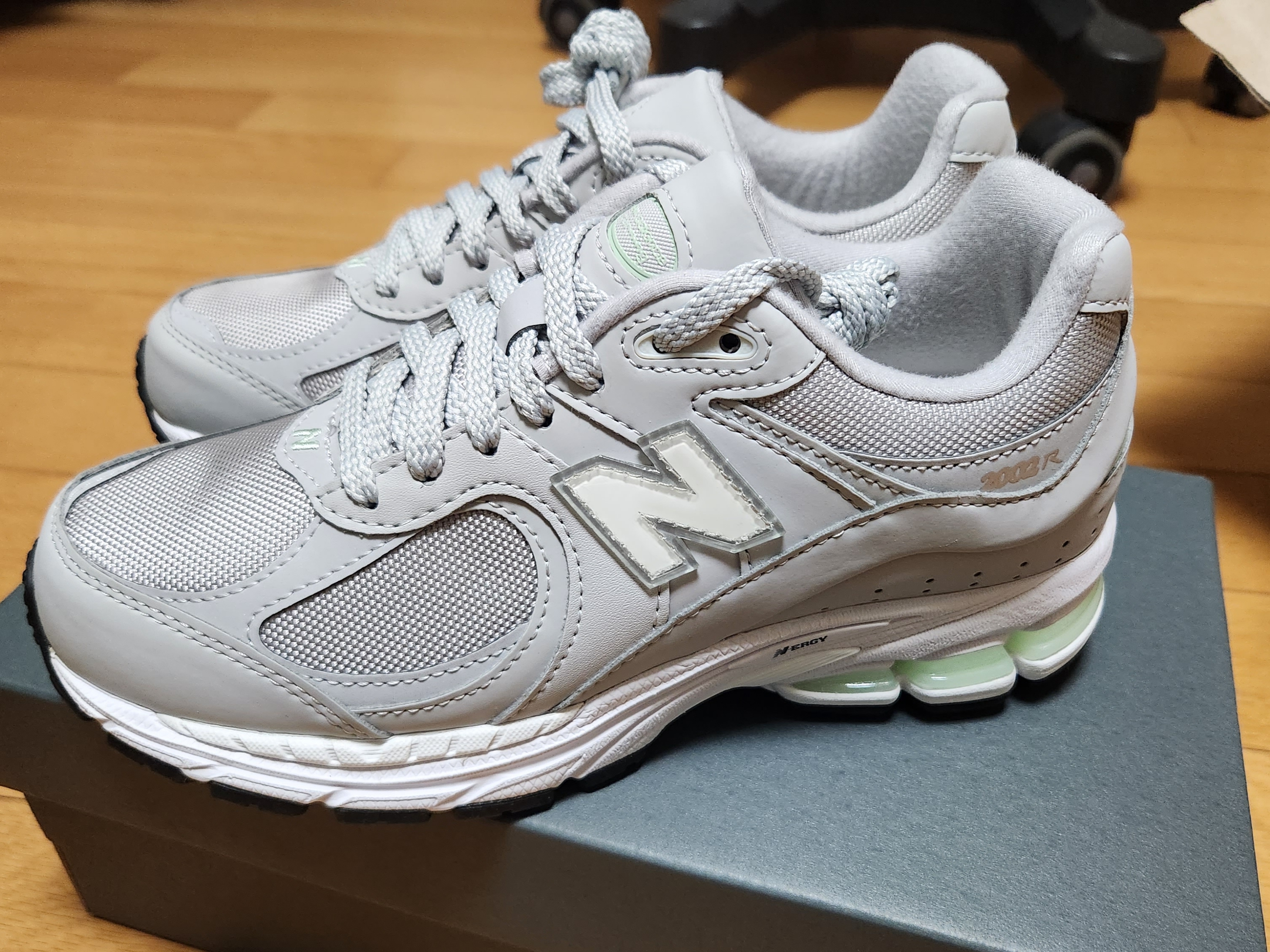 New Balance 2002R Gray White 착용 스타일