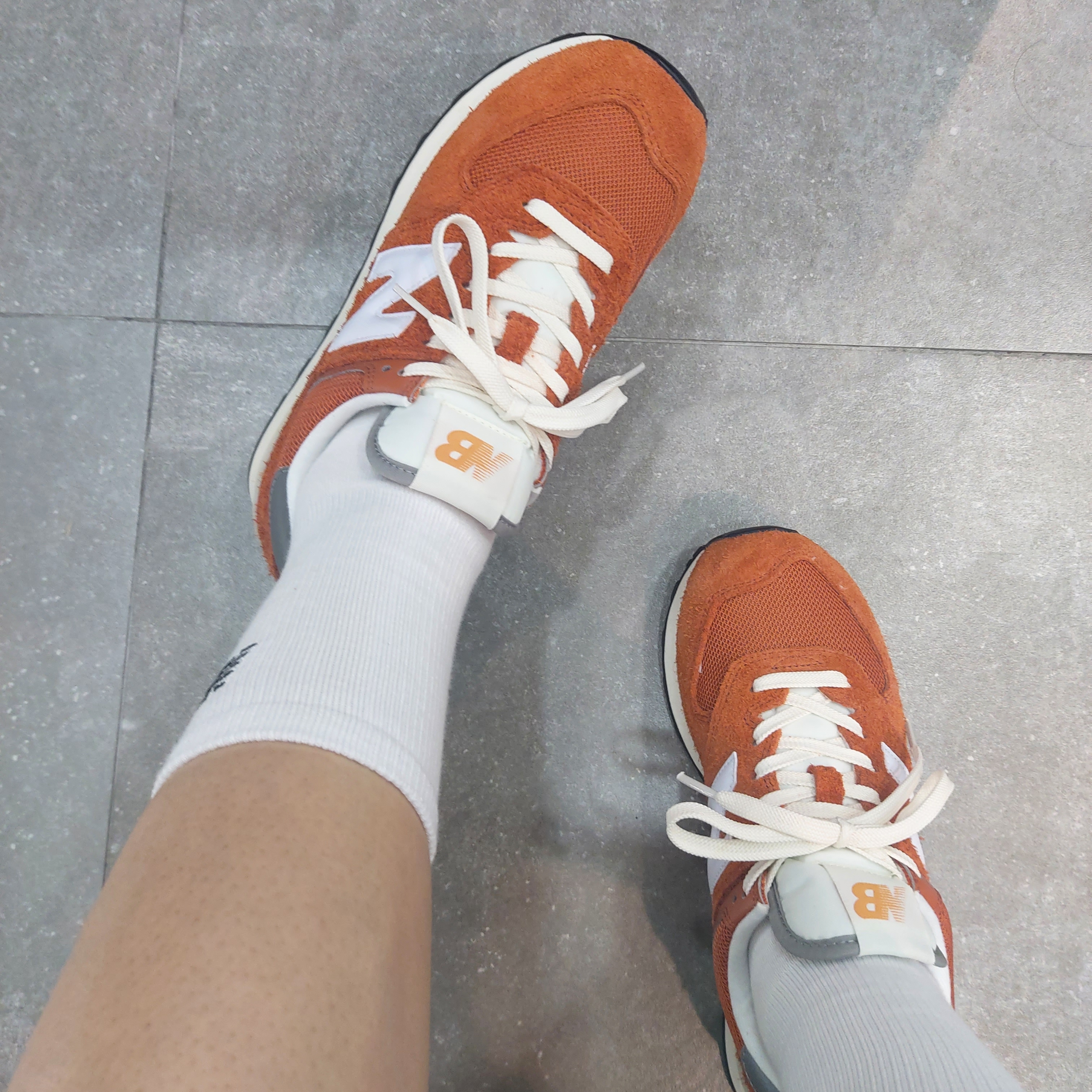 New Balance 574 Heritage Orange Burst White 착용 스타일 - 2
