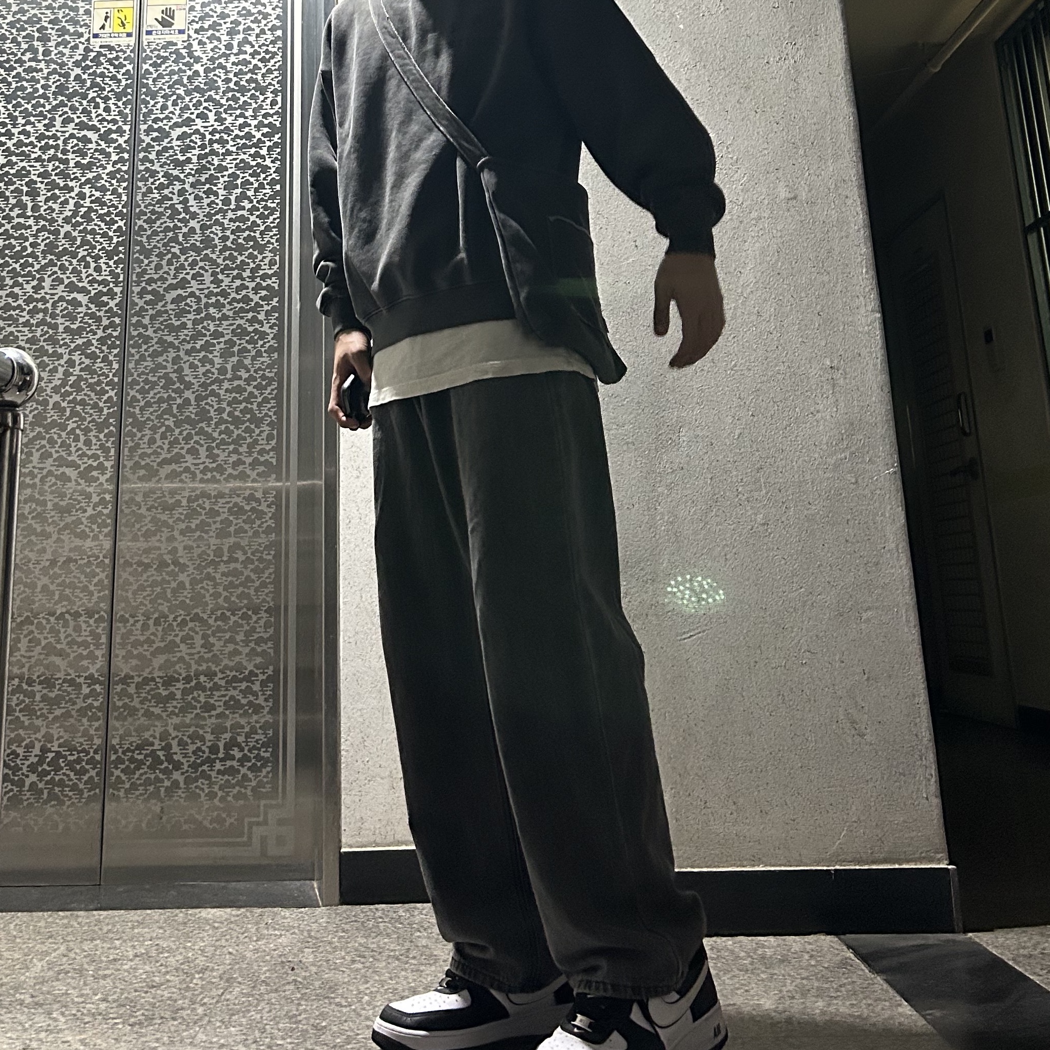 IAB Studio Pigment Sweatshirt & Mini Bag Black, Nike Air Force 1 '07 Black White 착용 스타일 - 1