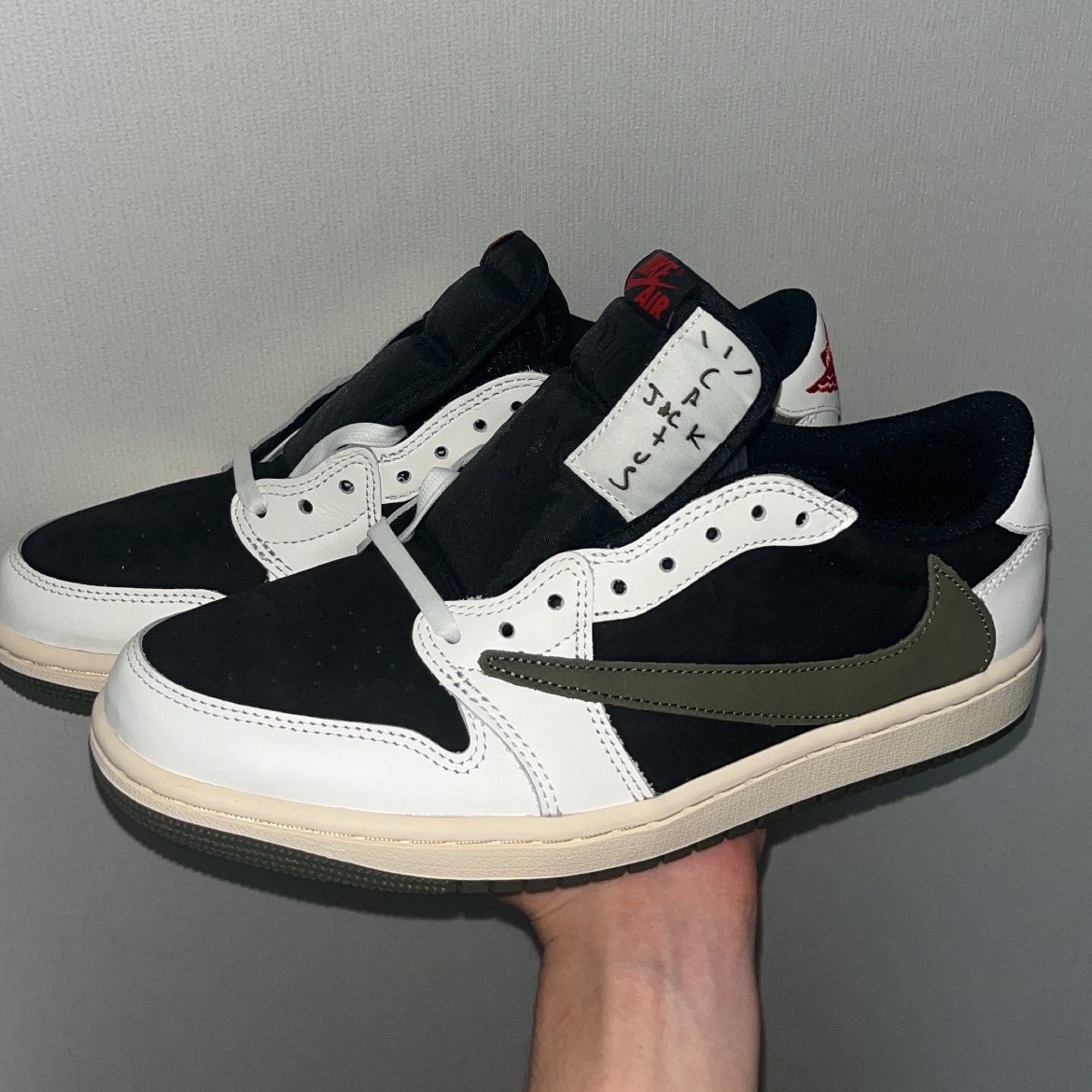 (W) Jordan 1 x Travis Scott Retro Low OG SP Medium Olive 착용 스타일 - 1