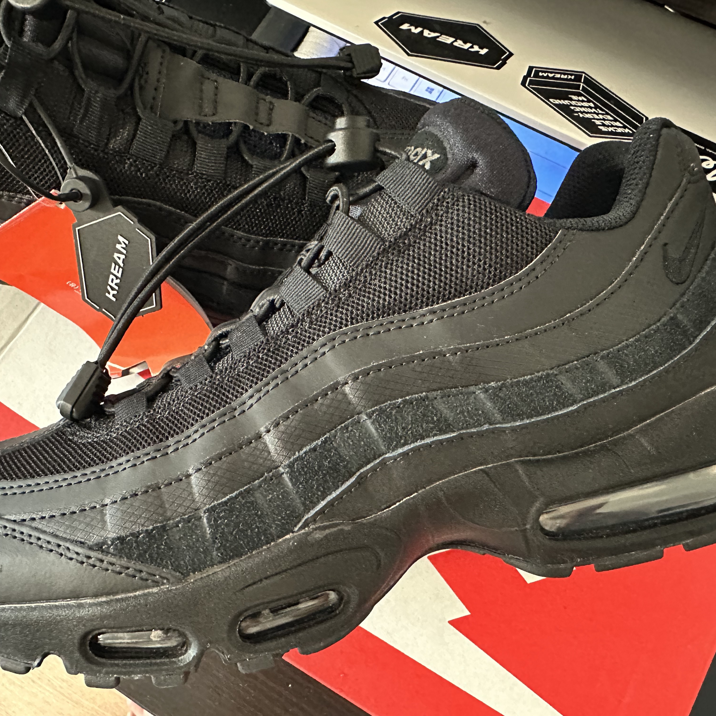 Nike Air Max 95 Essential Triple Black 2020 착용 스타일 - 1
