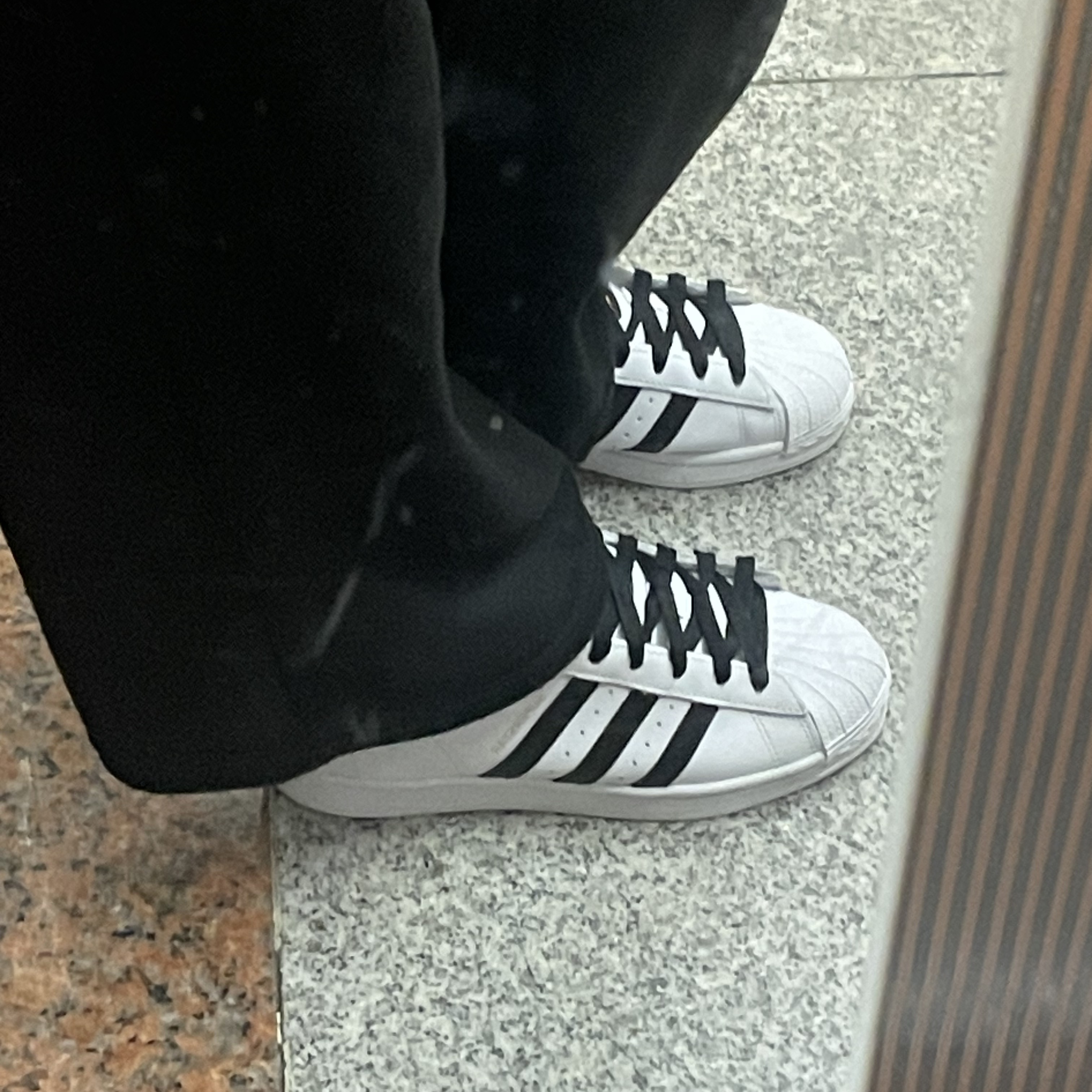 (J) Adidas Superstar J White Black 착용 스타일 - 2