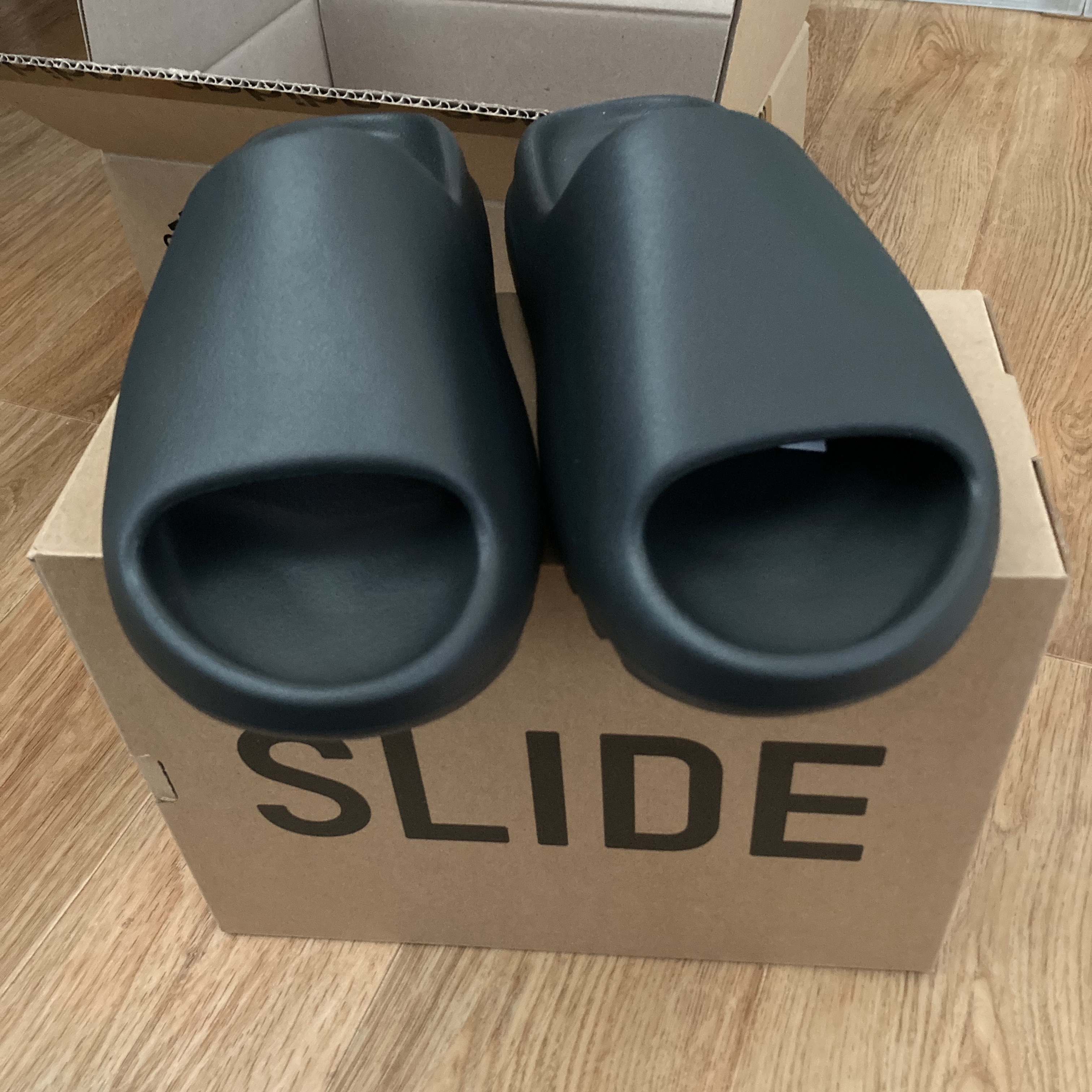 Adidas Yeezy Slide Onyx 착용 스타일