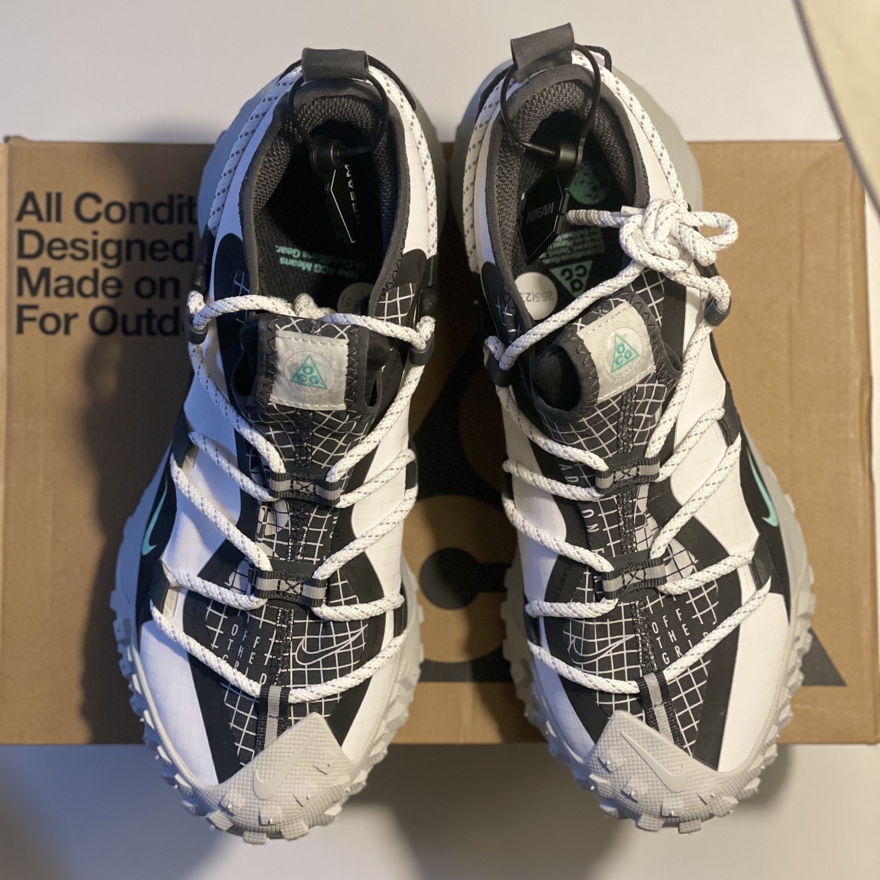 Nike ACG Mountain Fly Low SE White and Black 착용 스타일 - 5