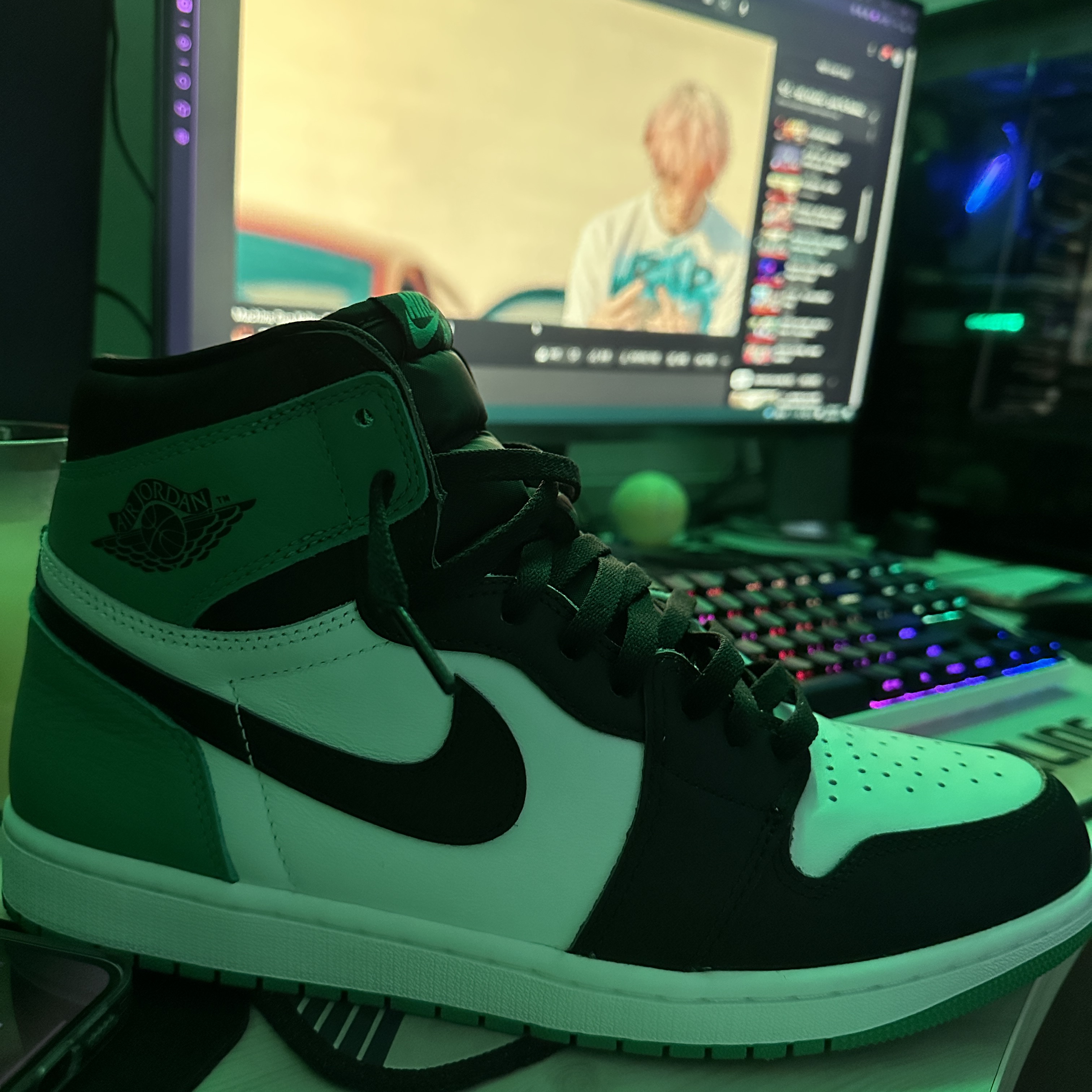 Jordan 1 Retro High OG Black and Lucky Green 착용 스타일
