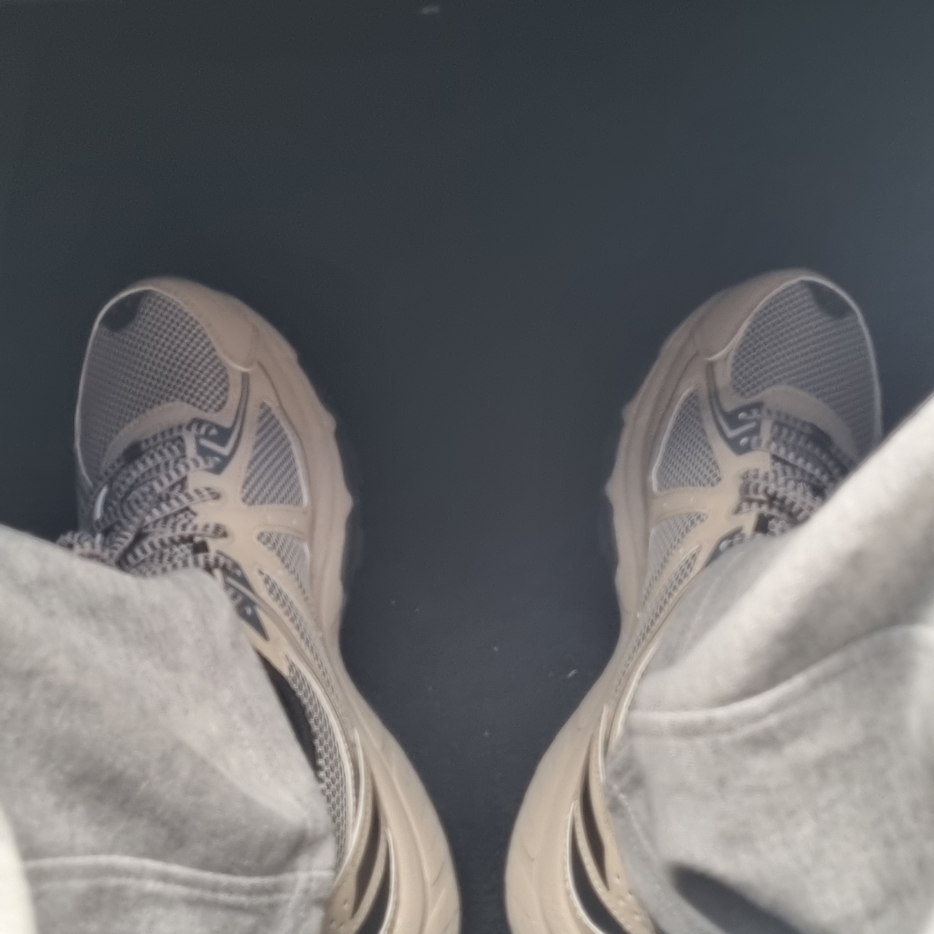 Asics Gel-Venture 6 Feather Grey Black 착용 스타일