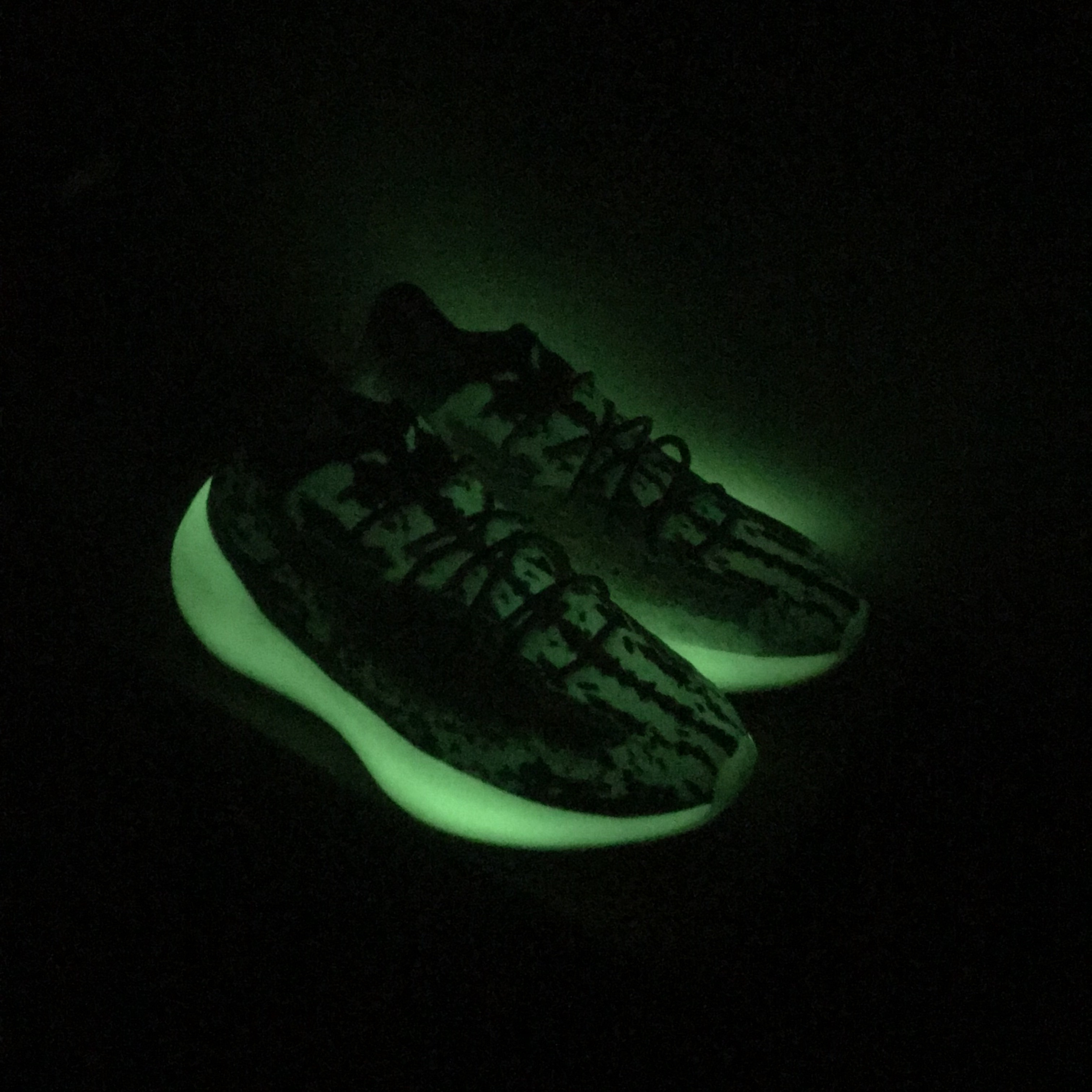 Adidas Yeezy Boost 380 Calcite Glow 착용 스타일 - 2