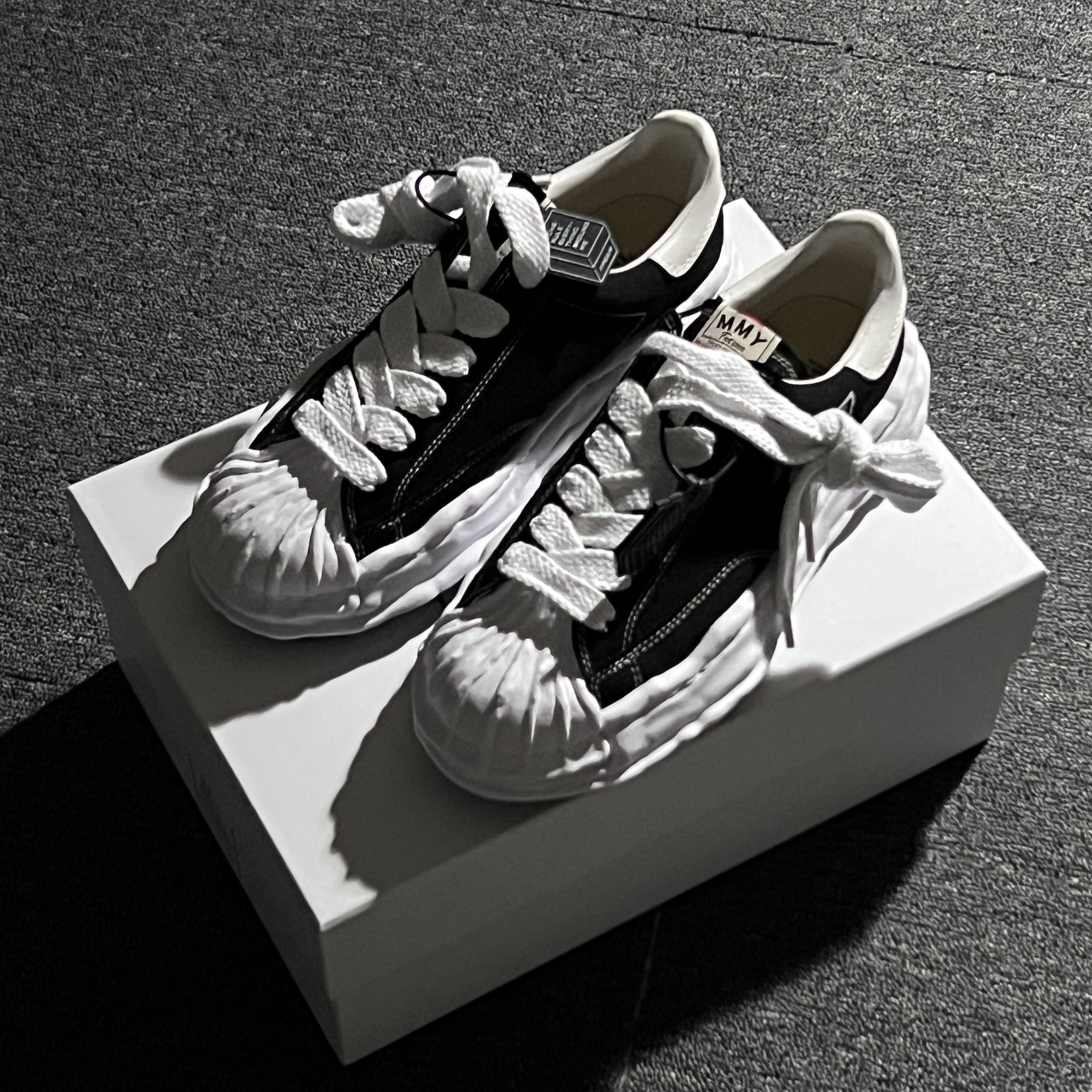 Maison Mihara Yasuhiro Blakey OG Sole Canvas Low-top Sneakers Black White 착용 스타일