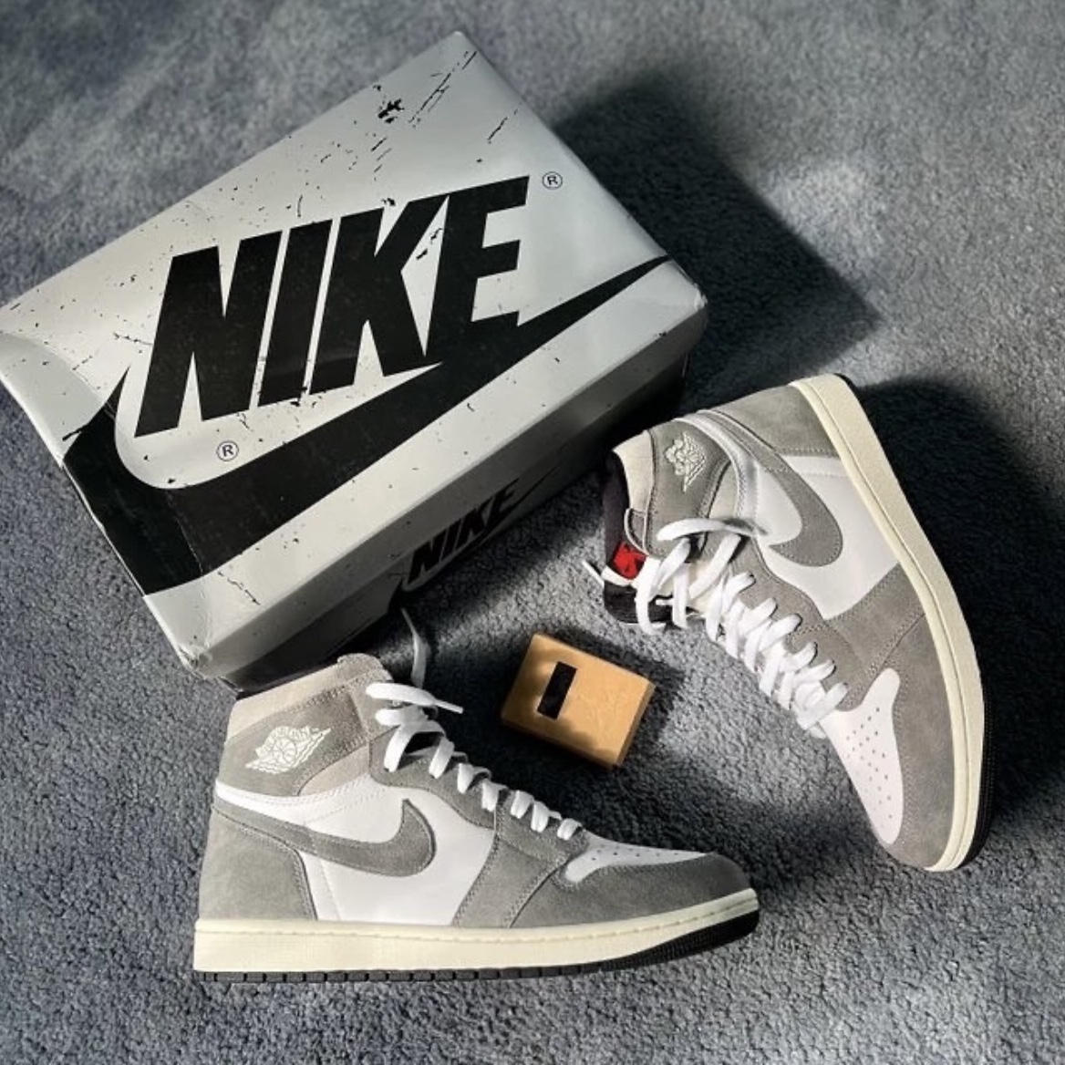 Jordan 1 Retro High OG Black and Smoke Grey 착용 스타일 - 3