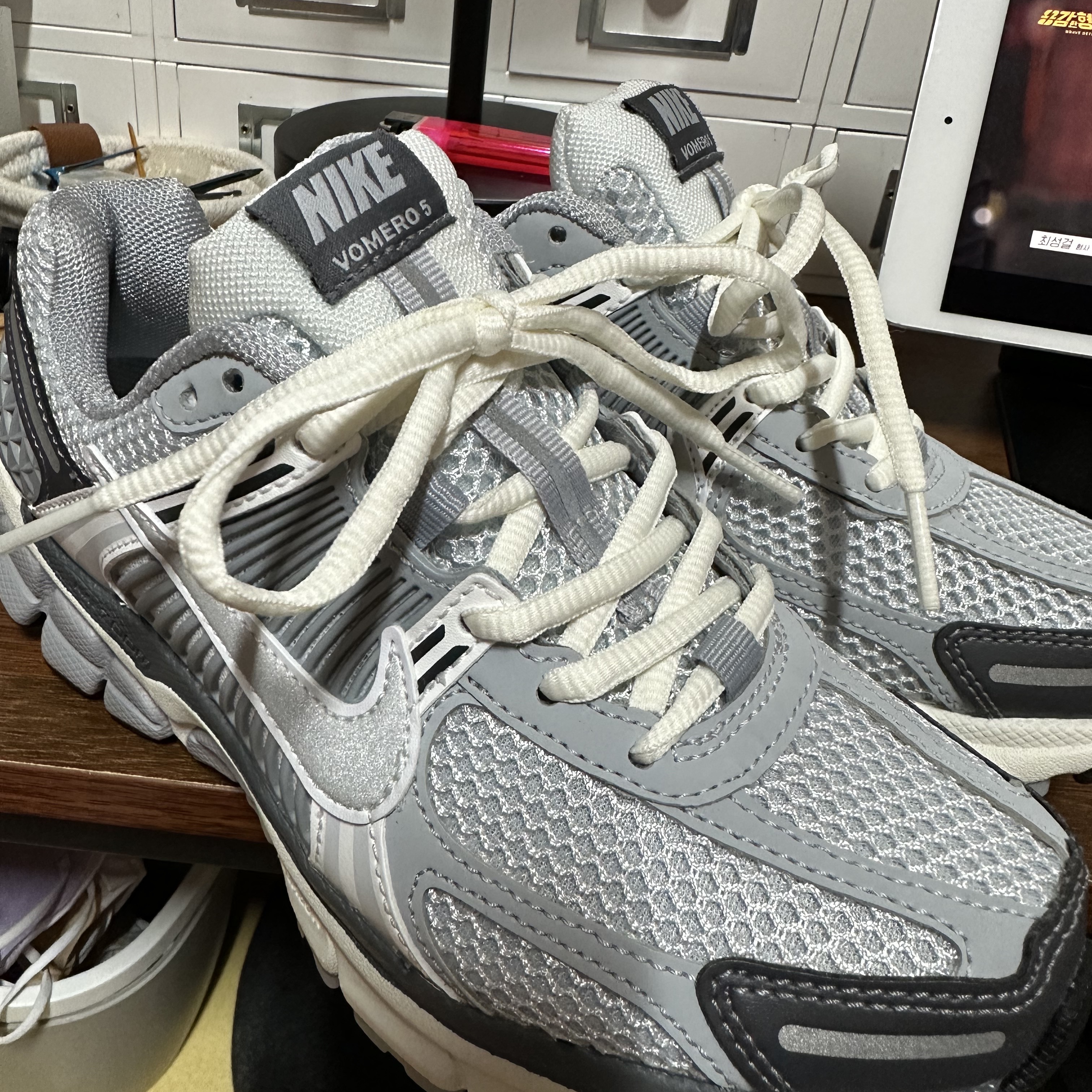 (W) Nike Zoom Vomero 5 Pure Platinum Metallic Silver 착용 스타일