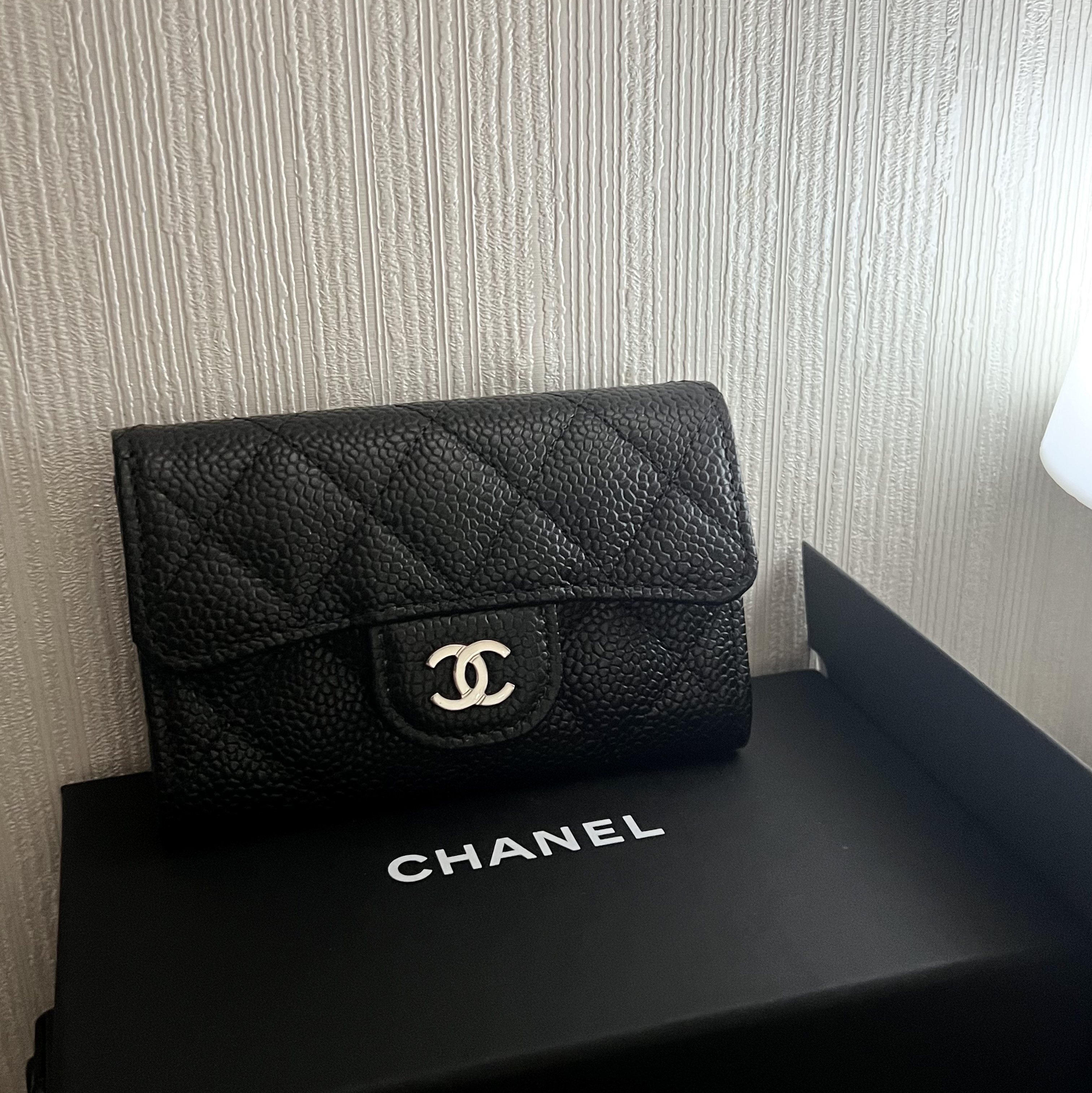 Chanel Classic Card Holder Grained Calfskin & Silver Black 착용 스타일