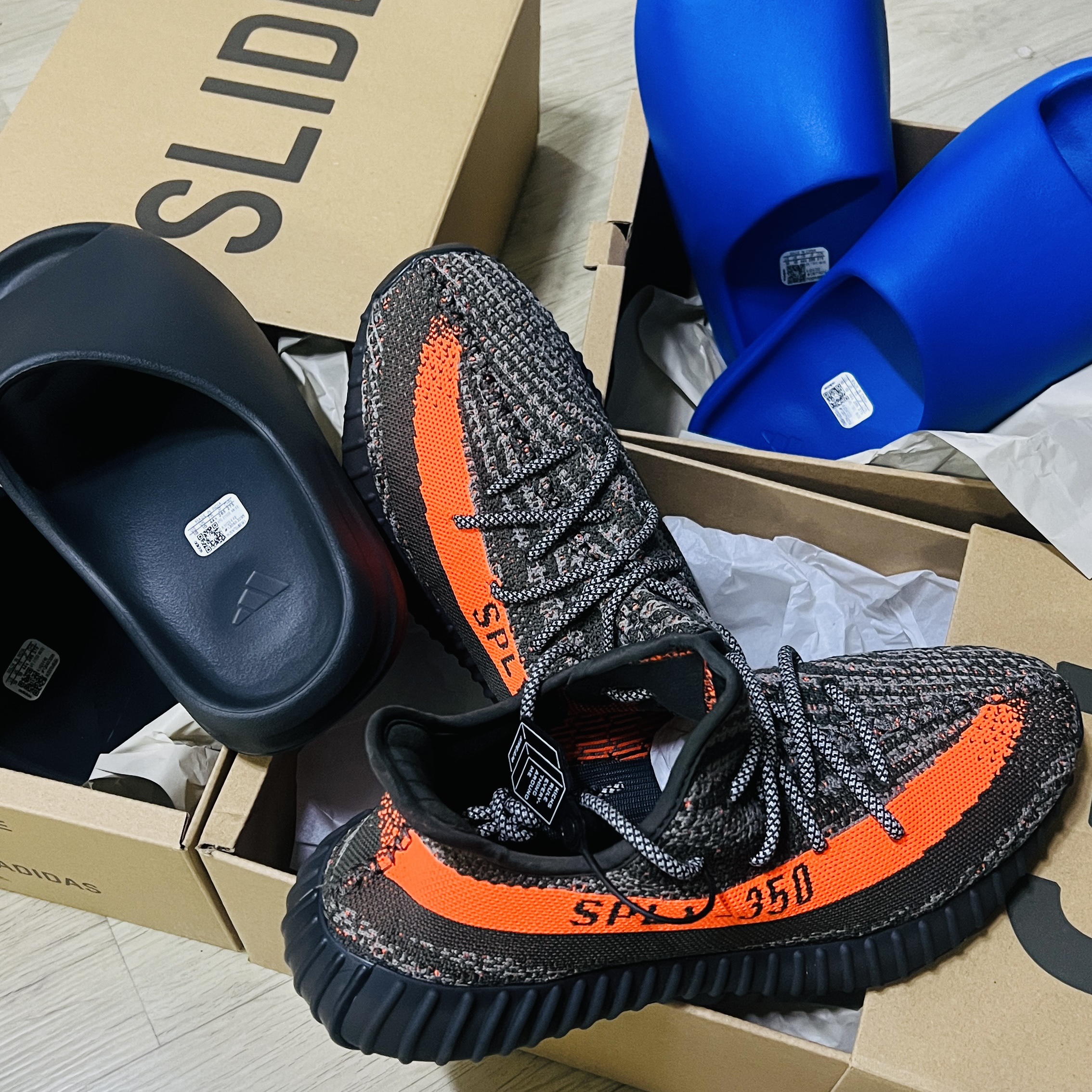 Adidas Yeezy Boost 350 V2 Carbon Beluga, Adidas Yeezy Slide Azure 착용 스타일