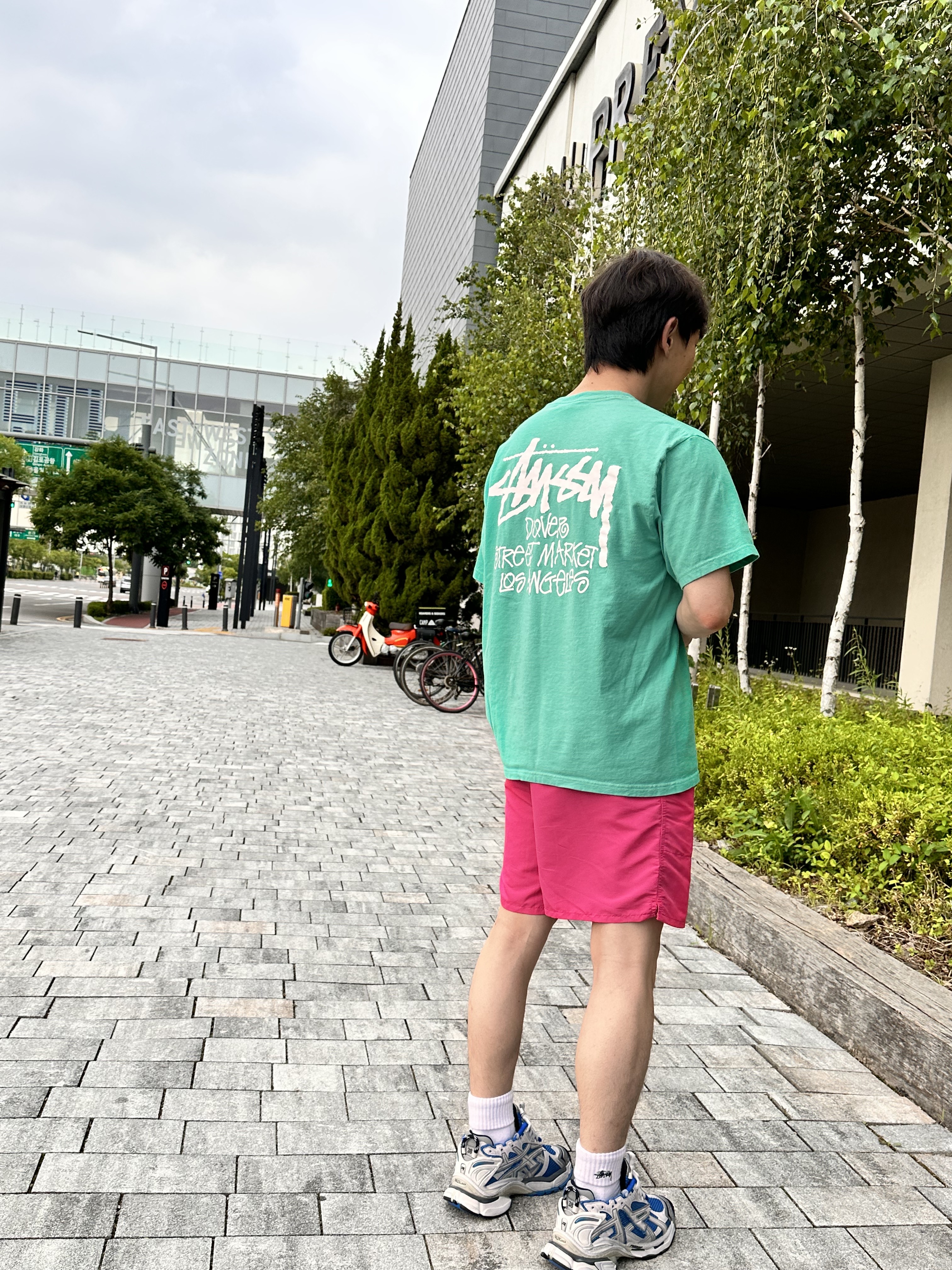 Stussy Stock DSM Los Angeles T-Shirt Green 2021, Balenciaga Runner Sneakers Blue White 착용 스타일