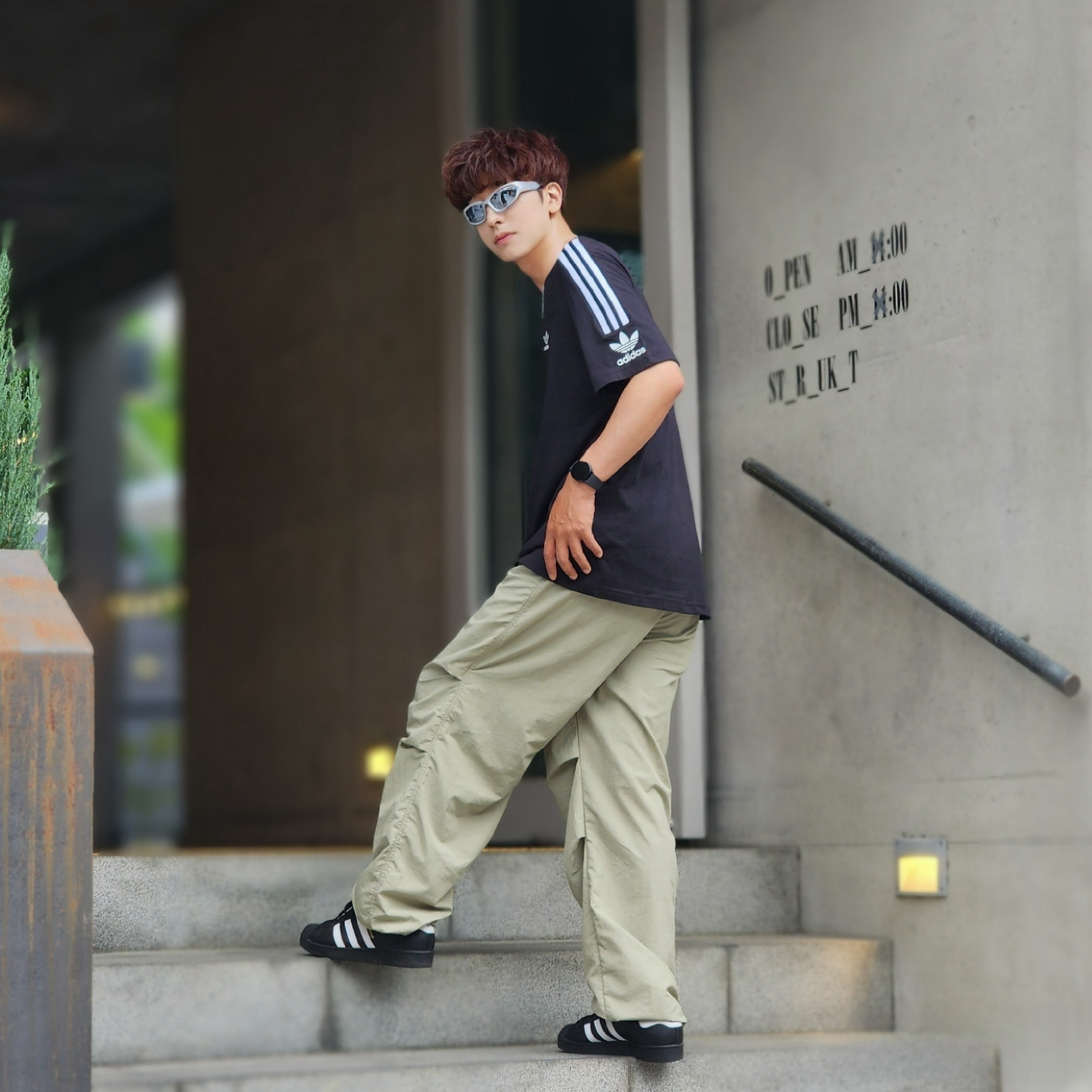 Adidas Superstar Core Black White 착용 스타일 - 2