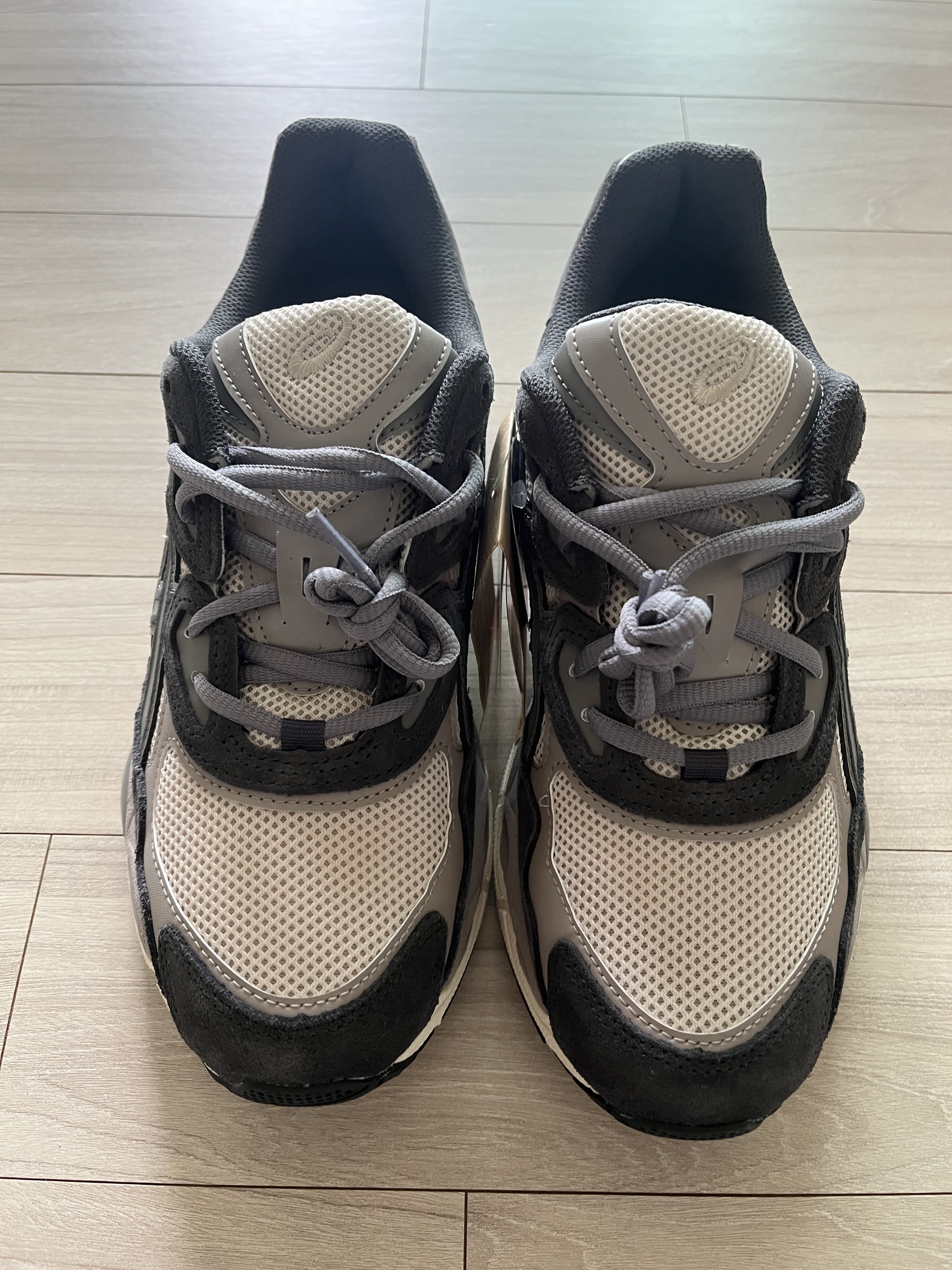 Asics Gel-NYC Oatmeal Obsidian Grey 착용 스타일 - 2