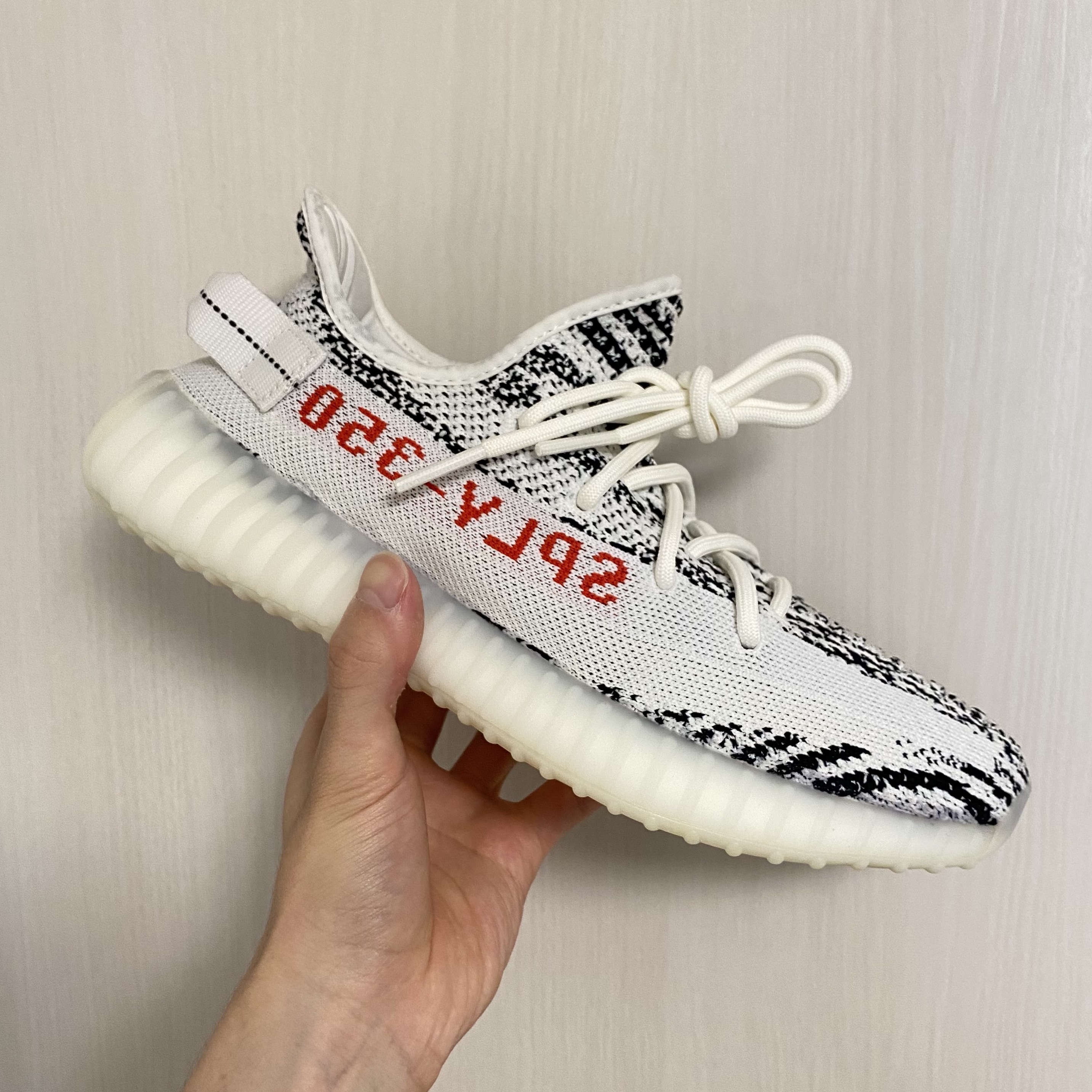 Adidas Yeezy Boost 350 V2 Zebra 2022/2023 착용 스타일