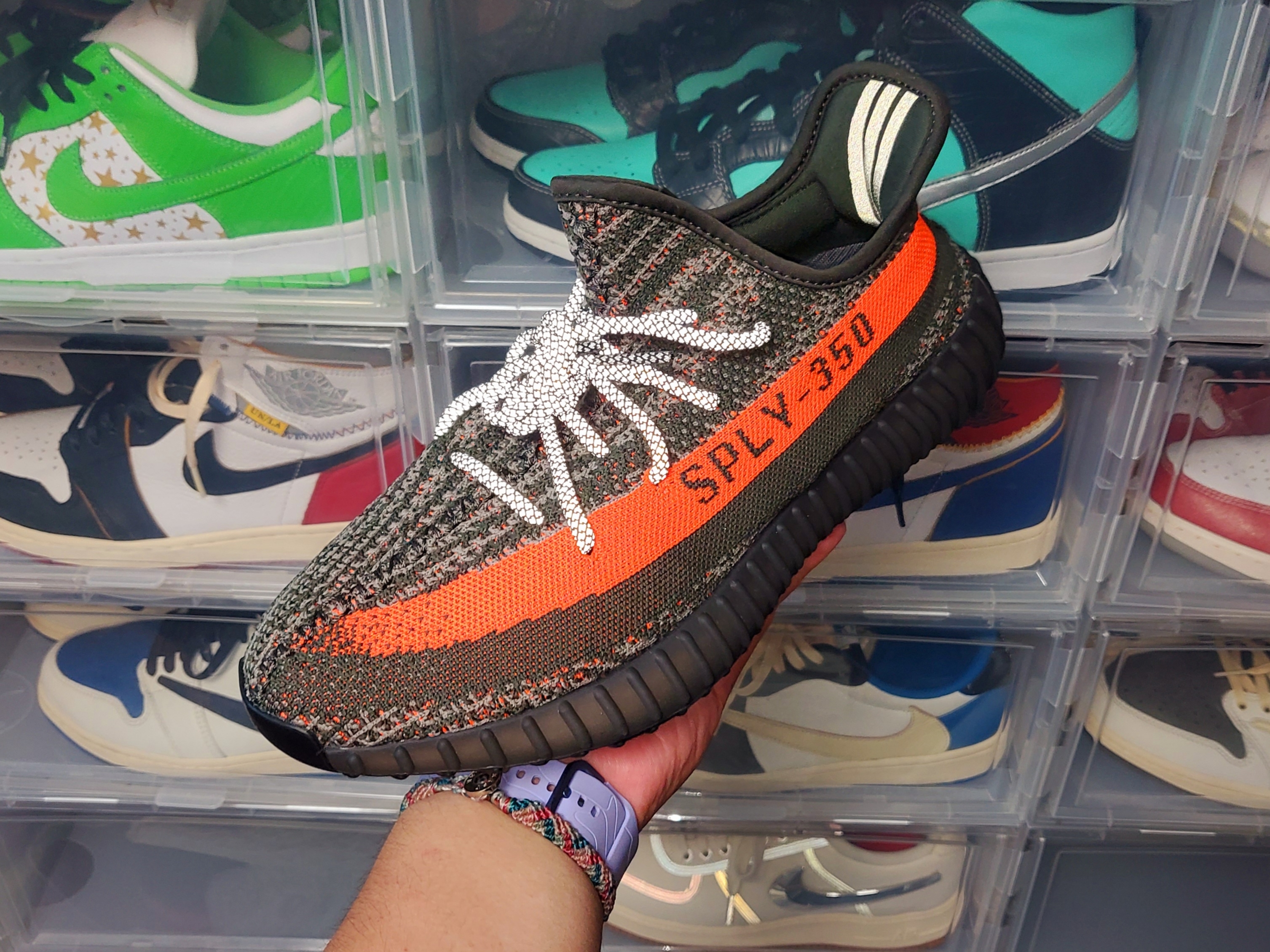 Adidas Yeezy Boost 350 V2 Carbon Beluga 착용 스타일 - 1