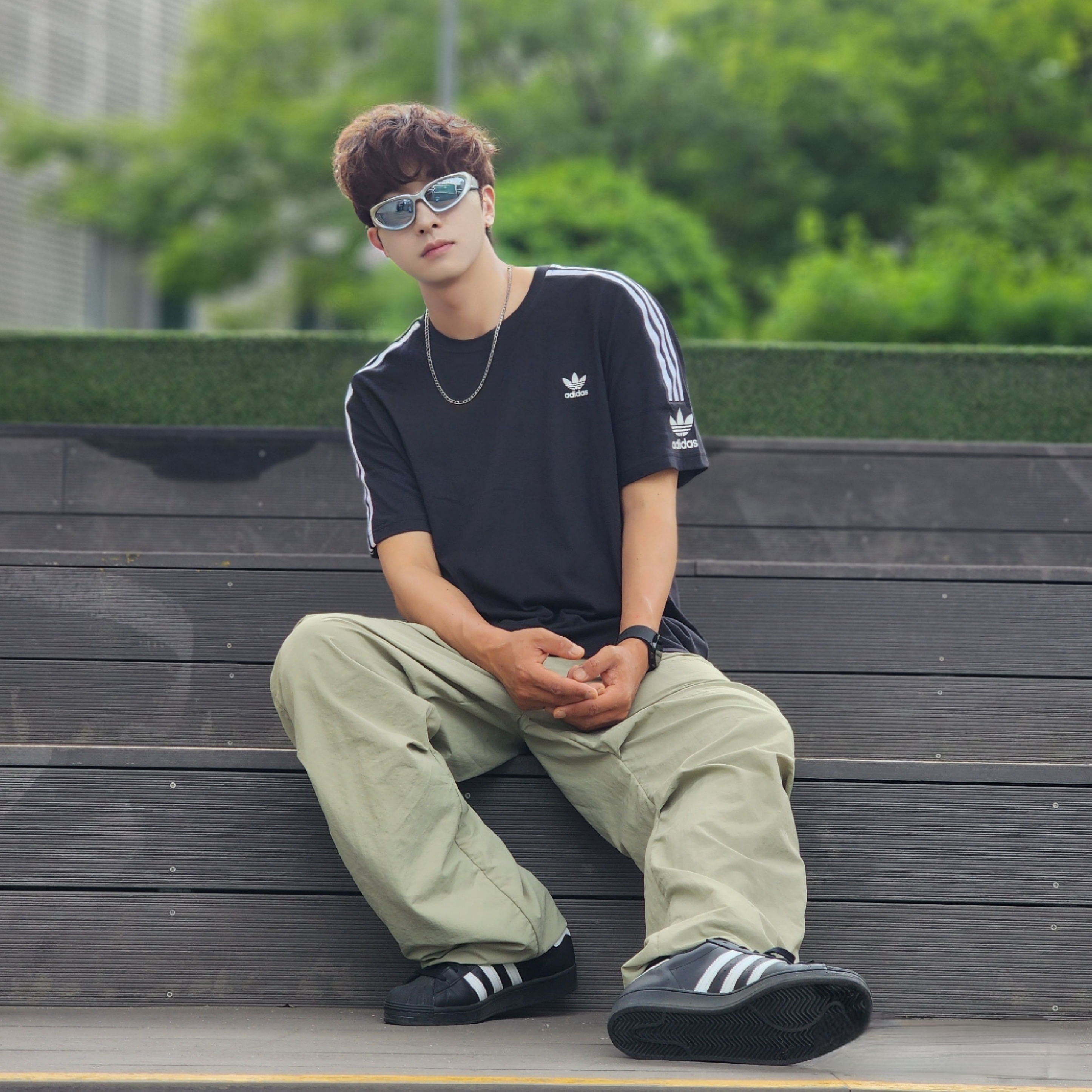 Adidas Superstar Core Black White 착용 스타일 - 1