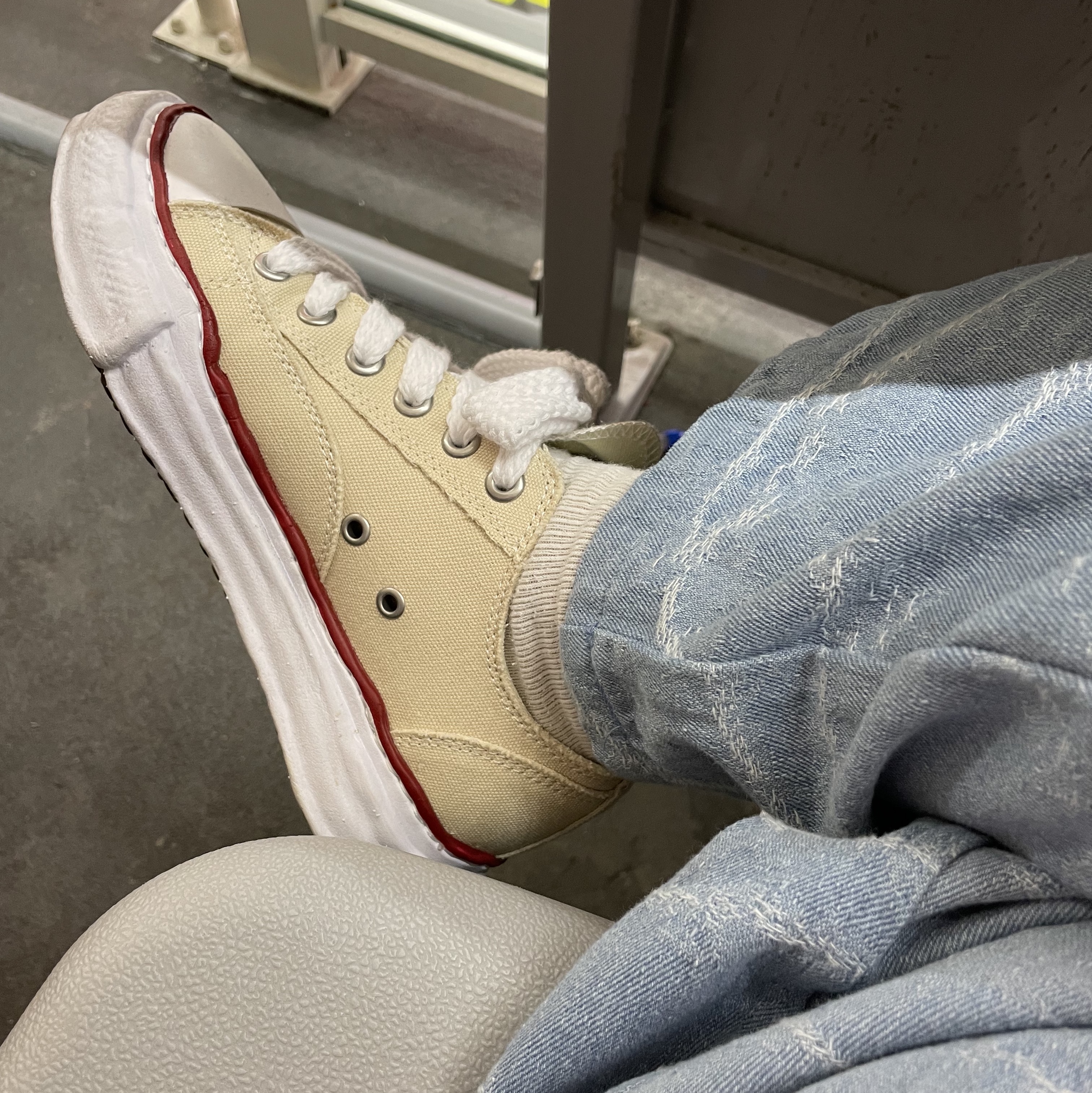 Maison Mihara Yasuhiro Peterson OG Sole Canvas Low-top Sneakers Natural 착용 스타일