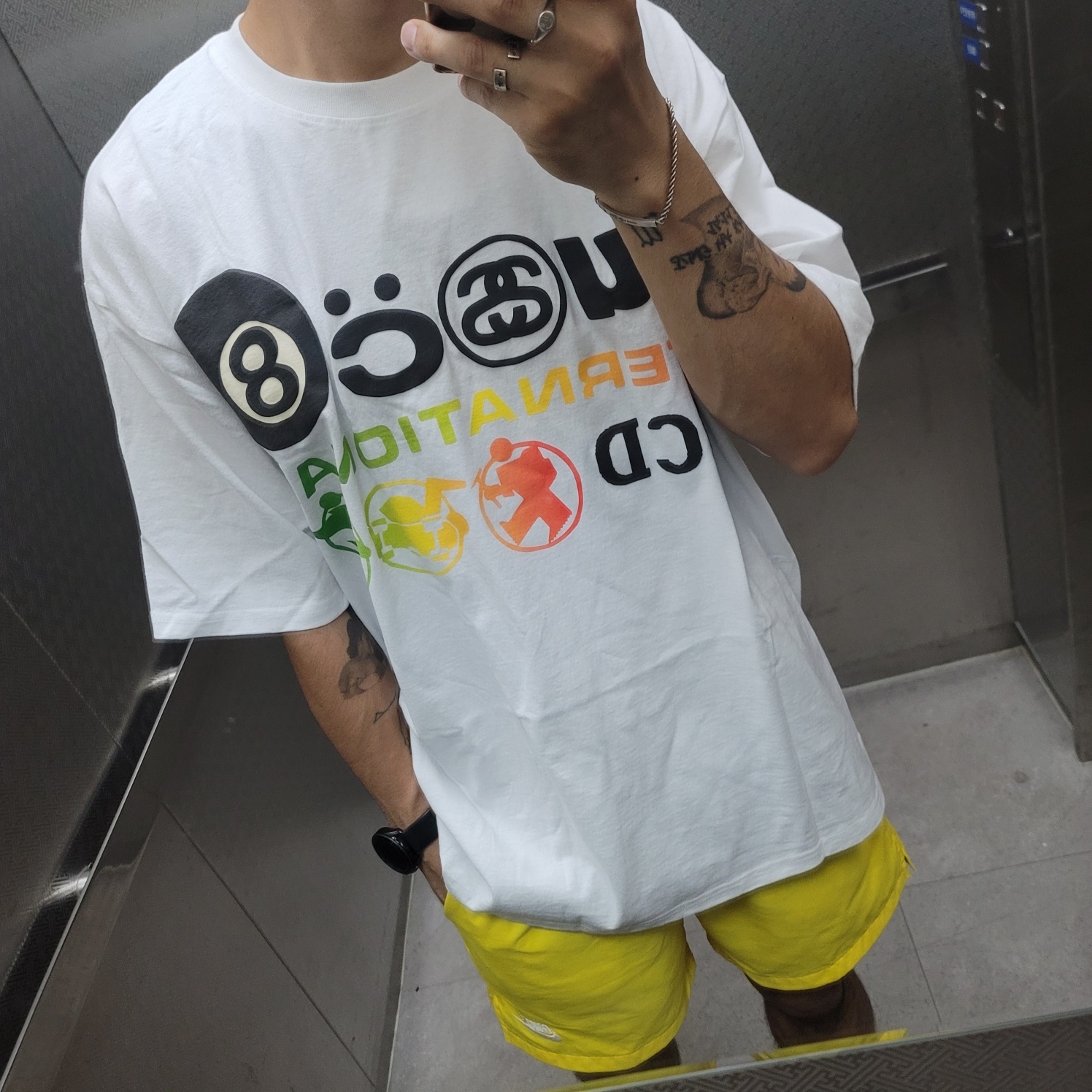Stussy x Cactus Plant Flea Market International T-Shirt White, Crocs All Terrain Clog Black 착용 스타일 - 1