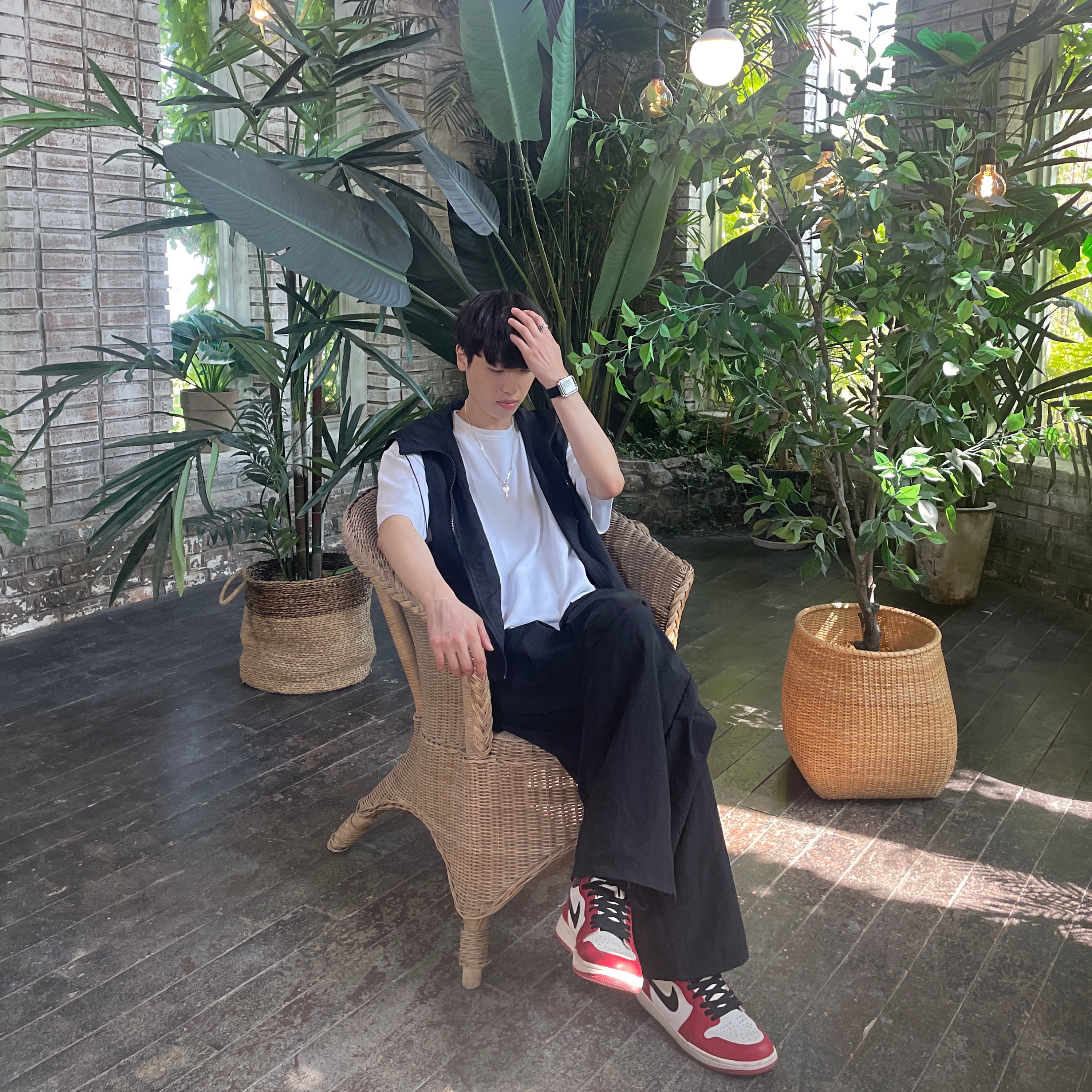 Jordan 1 Retro High OG Chicago 2022, Apple Watch Hermes Series 8 45mm Silver Stainless Steel Case with Single Tour Noir (Korean Ver.) 착용 스타일 - 2