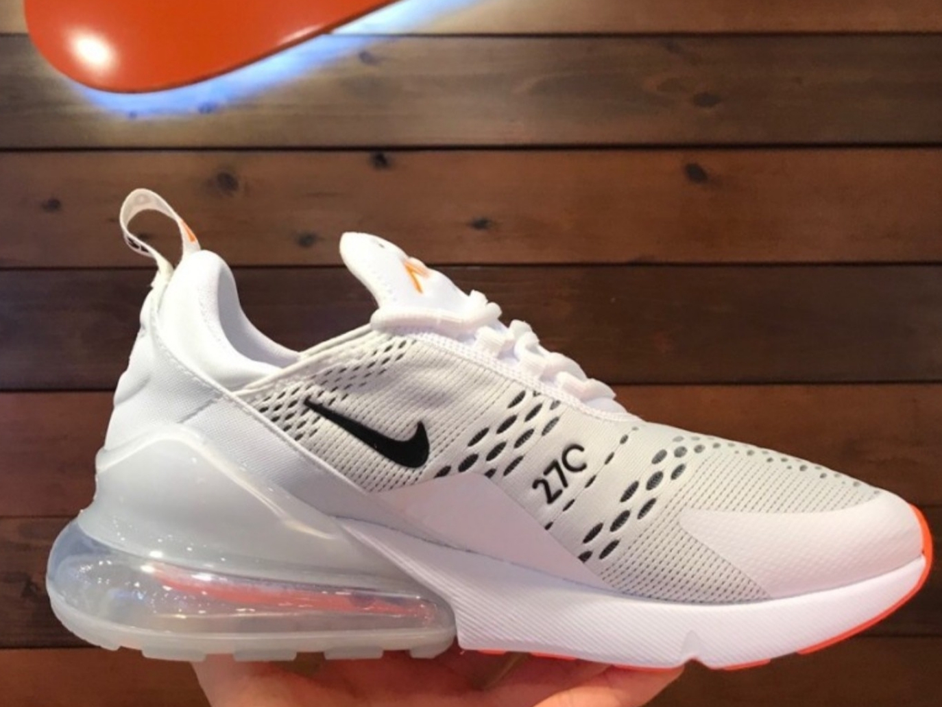 Nike Air Max 270 White Black Total Orange 착용 스타일 - 2