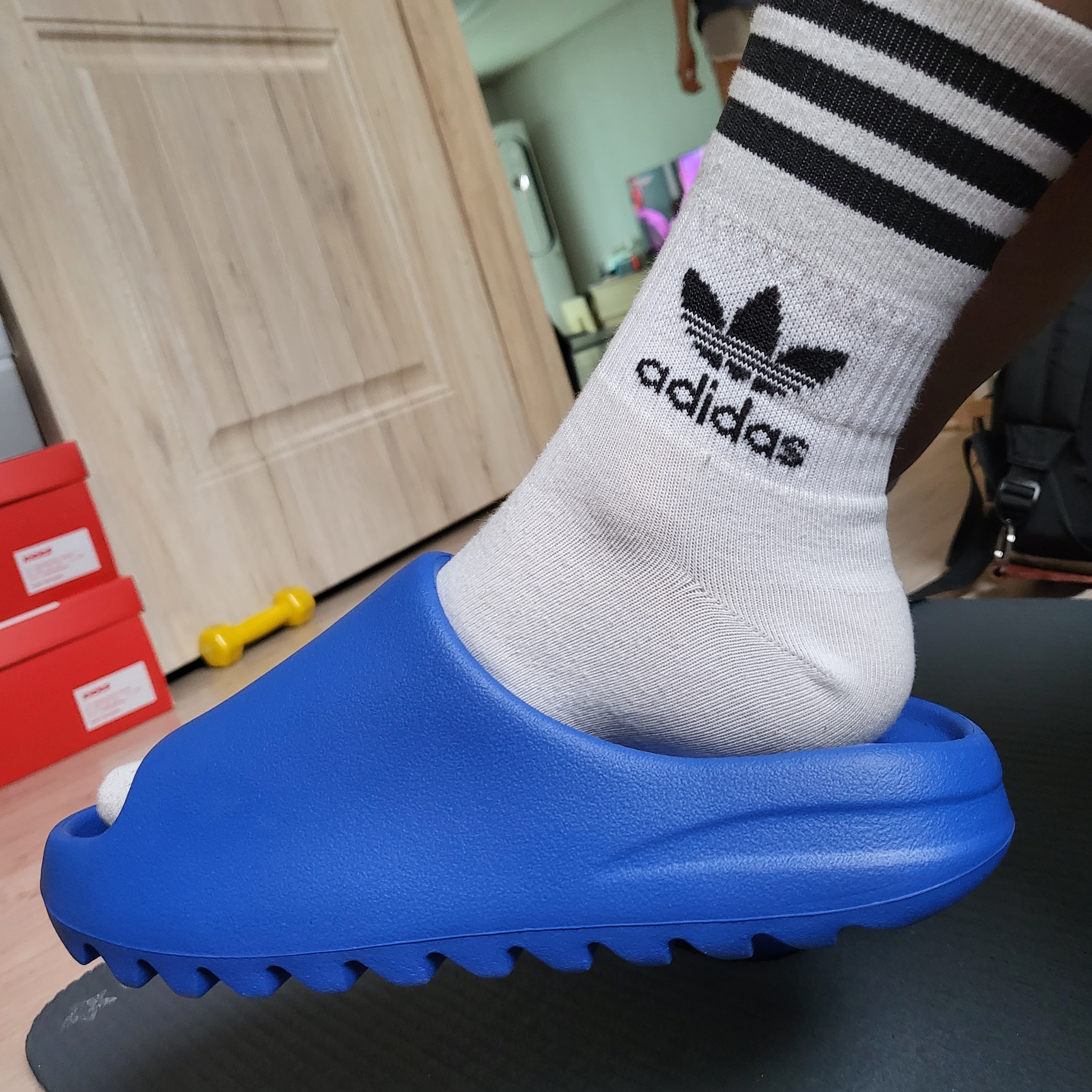 Adidas Yeezy Slide Azure 착용 스타일 - 2